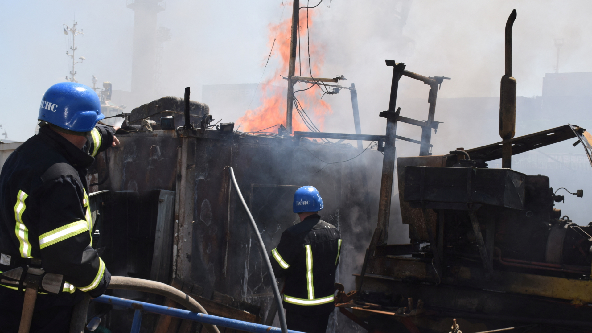 Dieses Bild zeigt nach ukrainischen Angaben Feuerwehrleute, die nach dem russischen Beschuss im Hafen von Odessa im Einsatz sind. | via REUTERS