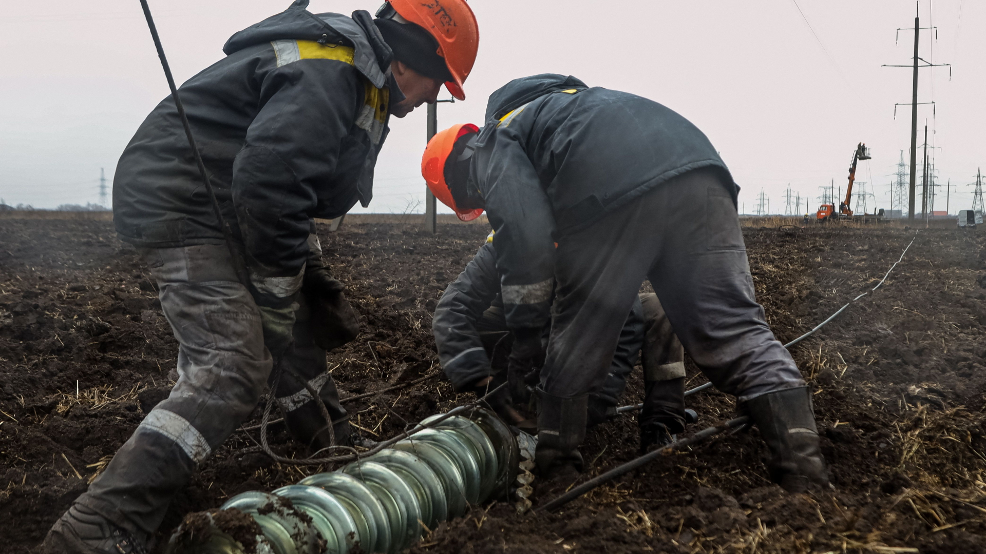 Arbeiter reparieren Stromleitungen in Odessa (Aufnahme vom 07.12.2022) | AFP