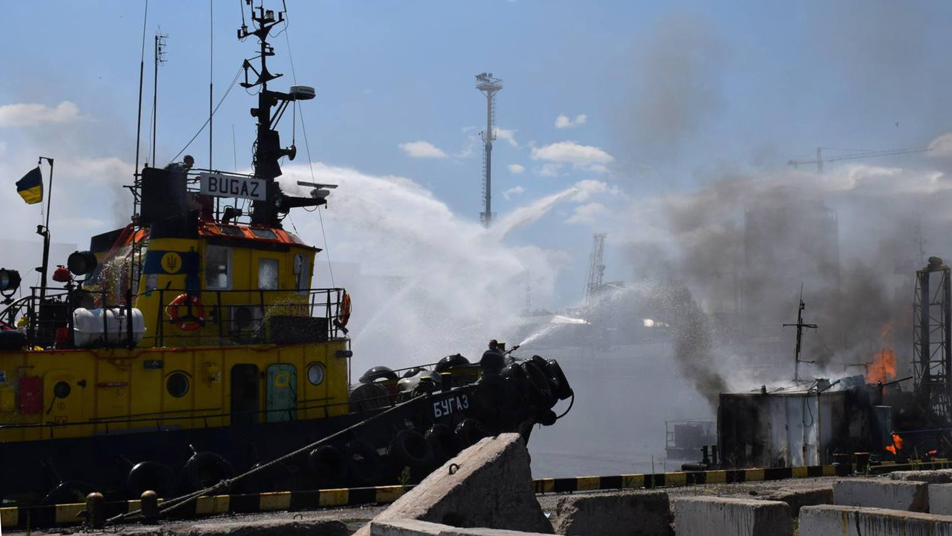 Feuerwehrleute bei Löscharbeiten im Hafen von Odessa | EPA