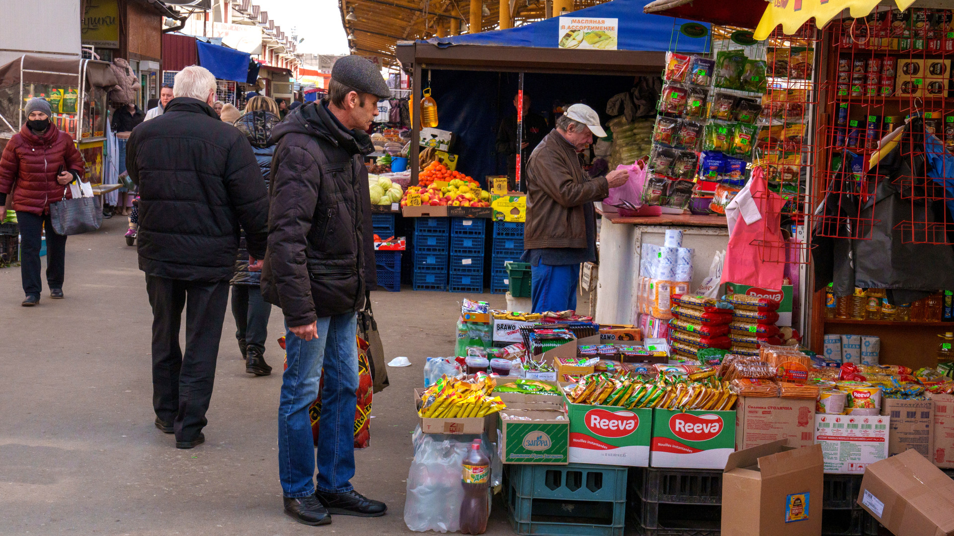 Ukraine: Gedränge auf Odessas Markt, Flaute im Hafen
