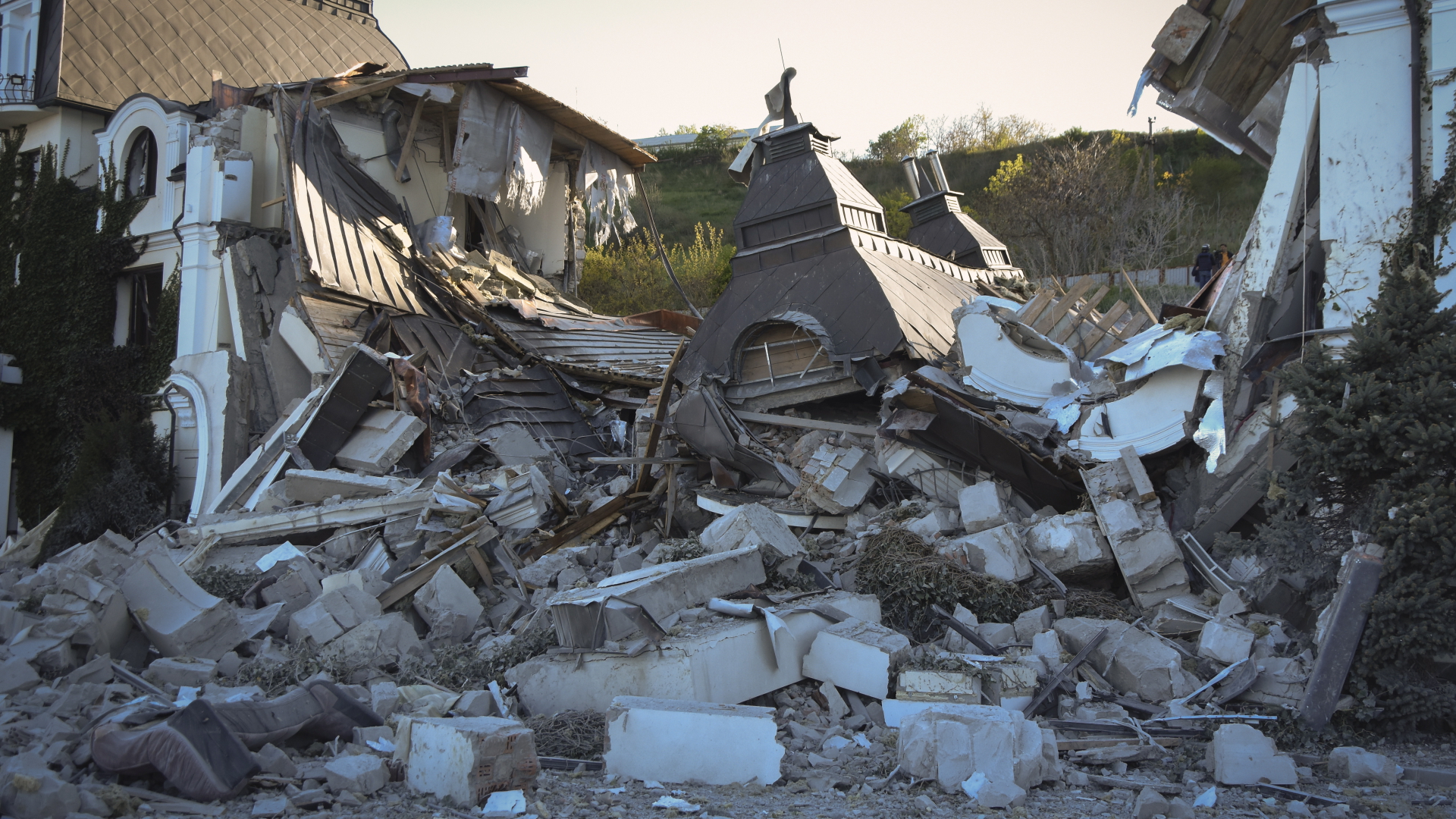 Das Grande Pettine Hotel liegt in Trümmern, nachdem es von einer Rakete getroffen wurde (Archivbild).  | dpa