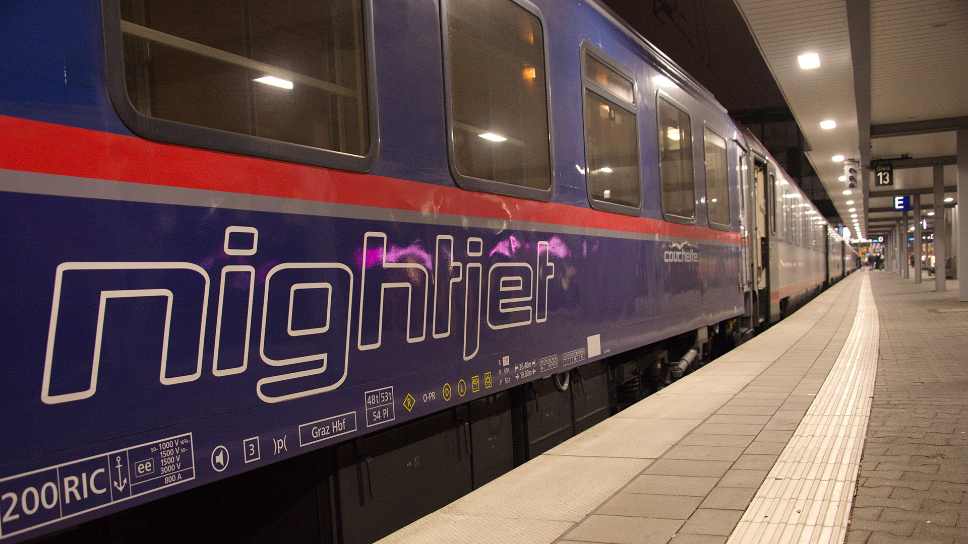  Ein Schlafwagen der Österreichischen Bundesbahnen mit dem Schriftzug "nightjet" steht im Bahnhof. | picture alliance/dpa