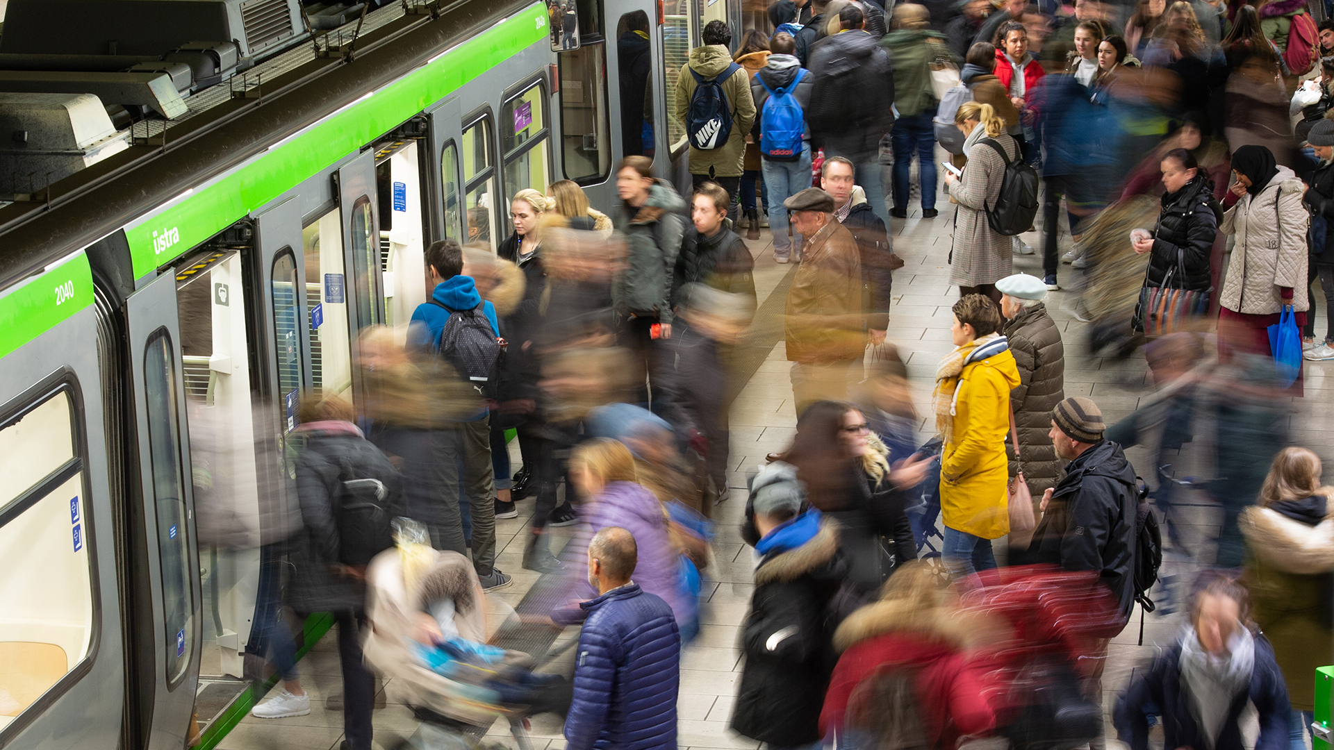 Menschen steigen auf einem Bahnsteig in der U-Bahn-Station Kröpke in eine Bahn der Üstra Hannoversche Verkehrsbetriebe ein. | dpa