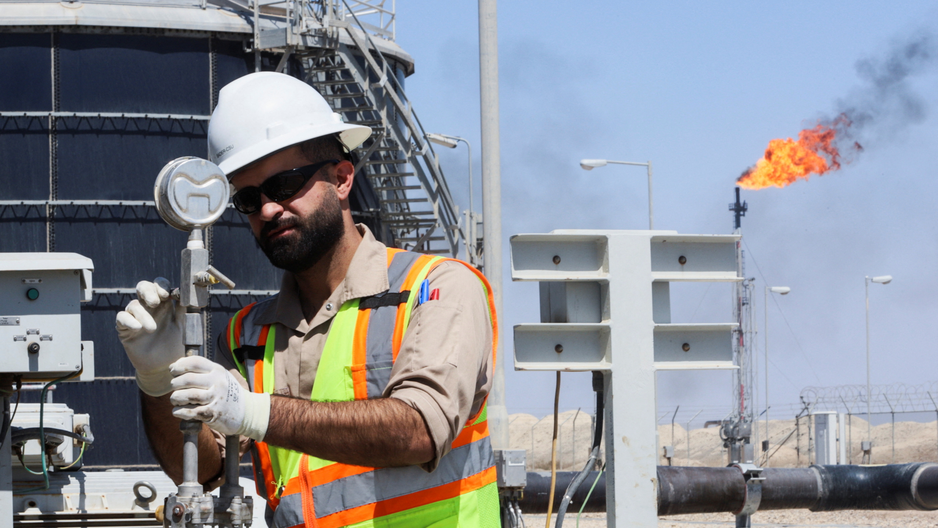 Arbeiter auf einem Ölfeld in der Nähe von Basra | REUTERS