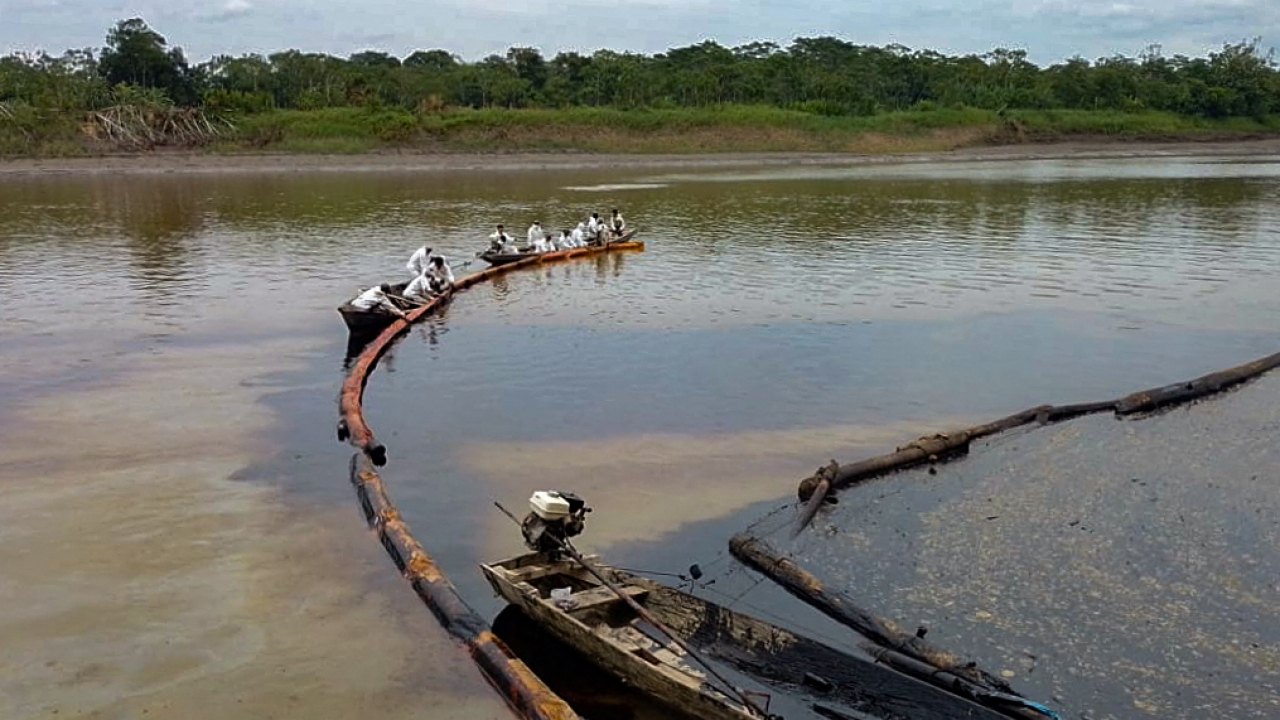 Arbeiter errichten eine Ölbarrikade auf dem Fluss Cuninico,  einem Nebenfluss des Marañon im Amazonasgebiet in Peru. | AFP