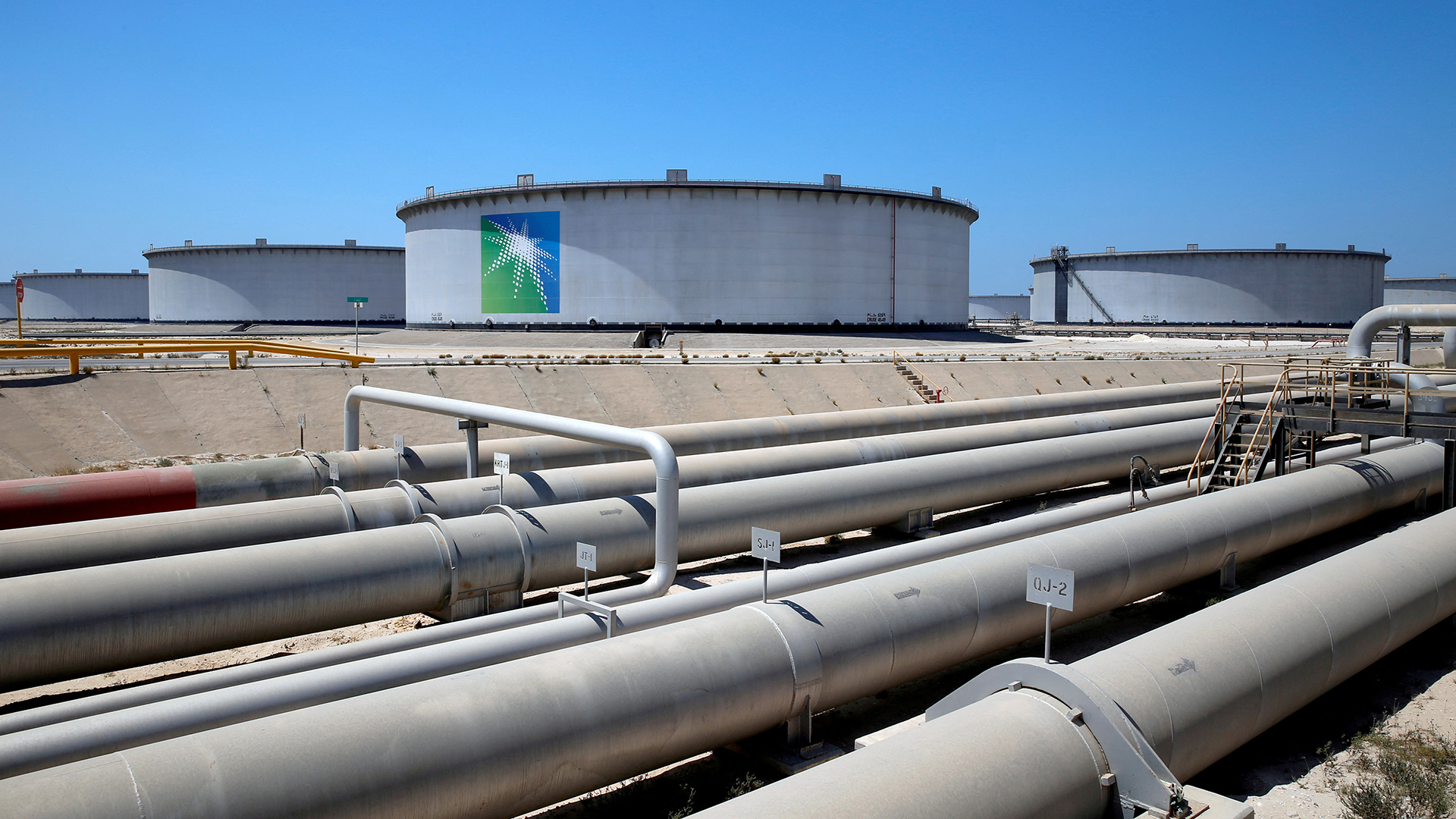 Aramco-Tanks und Ölleitungen in der Ölraffinerie und dem Ölterminal Ras Tanura von "Saudi Aramco" in Saudi-Arabien | REUTERS