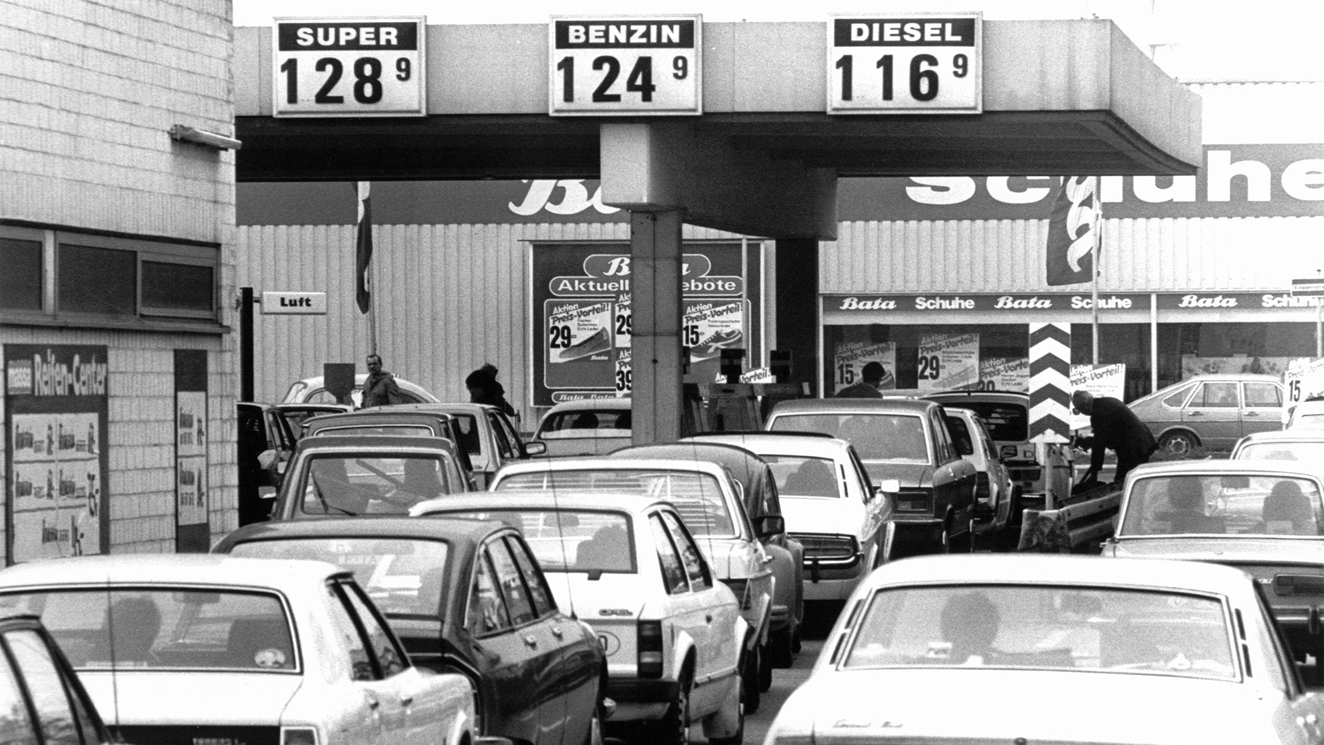 1981: Lange Warteschlange an einer Tankstelle bei Frankfurt/Main | picture-alliance / dpa
