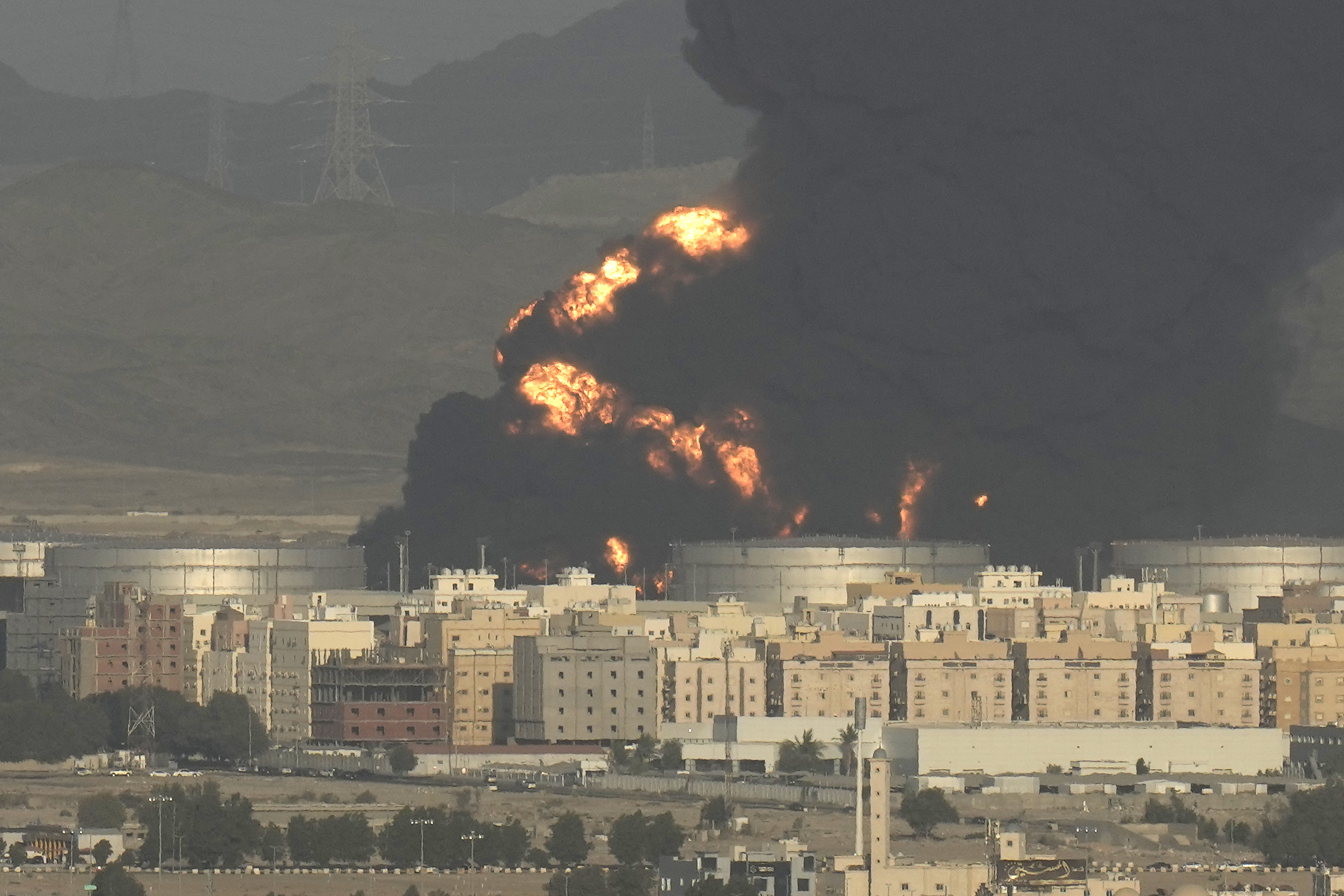 Eine Rauchwolke steigt von einem brennenden Öllager in Dschidda, Saudi-Arabien auf. | dpa