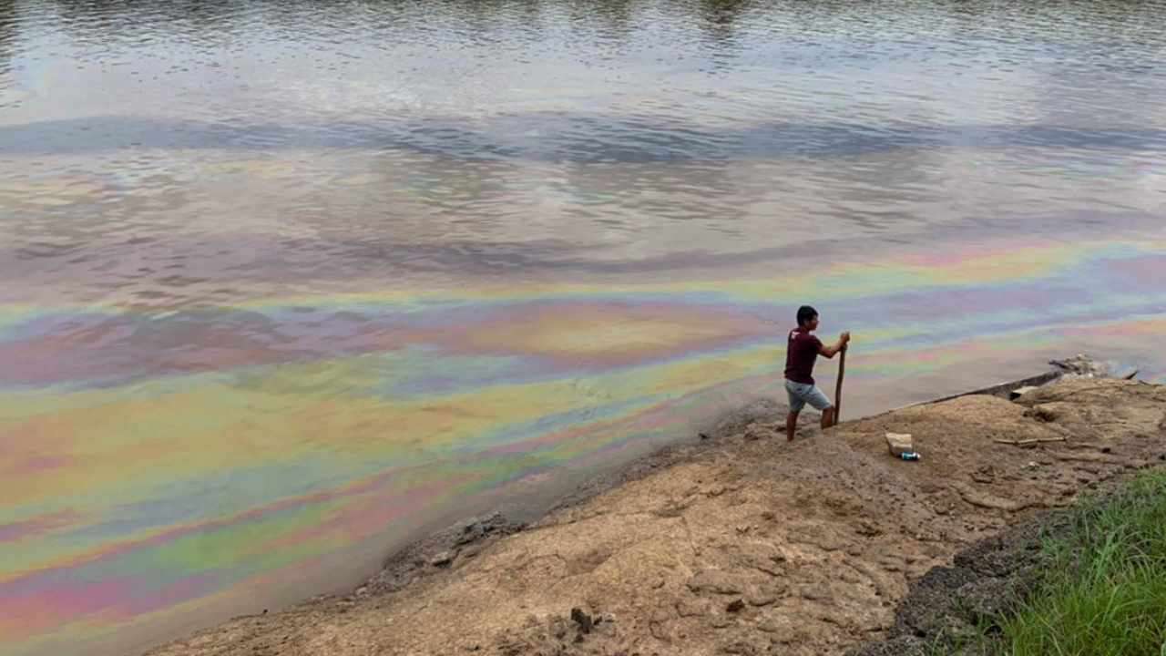 Ein Ölteppich breitet sich auf dem Fluss Cuninico in Peru im September 2022 aus. In der Region im Amazonasgebiet ist es in der Vergangenheit häufiger zu Öllecks gekommen. | AFP