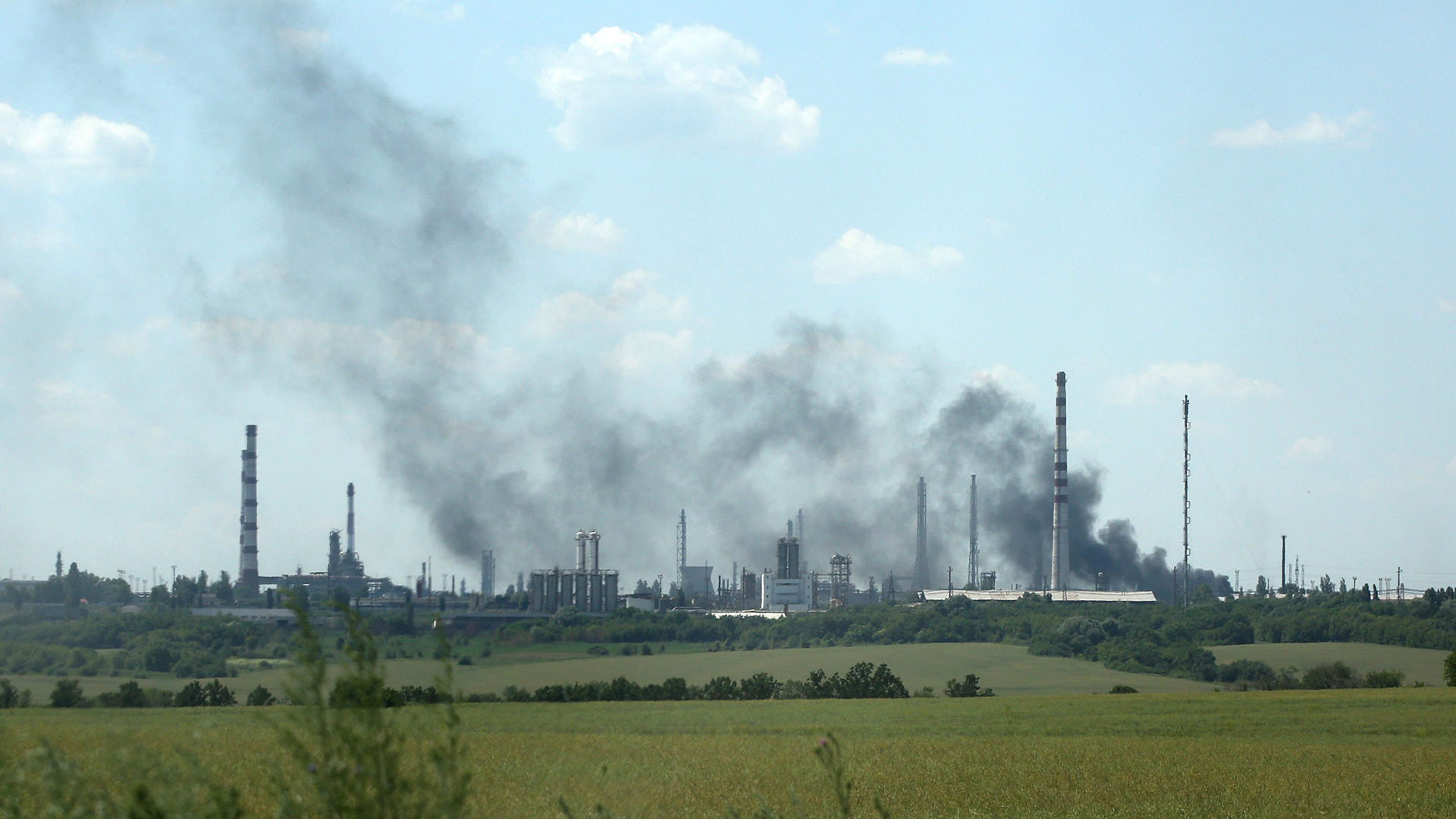 Ein Bild zeigt Rauchschwaden über der Ölraffinerie außerhalb der Stadt Lyssytschansk (Archivbild: 21.06.22) | AFP