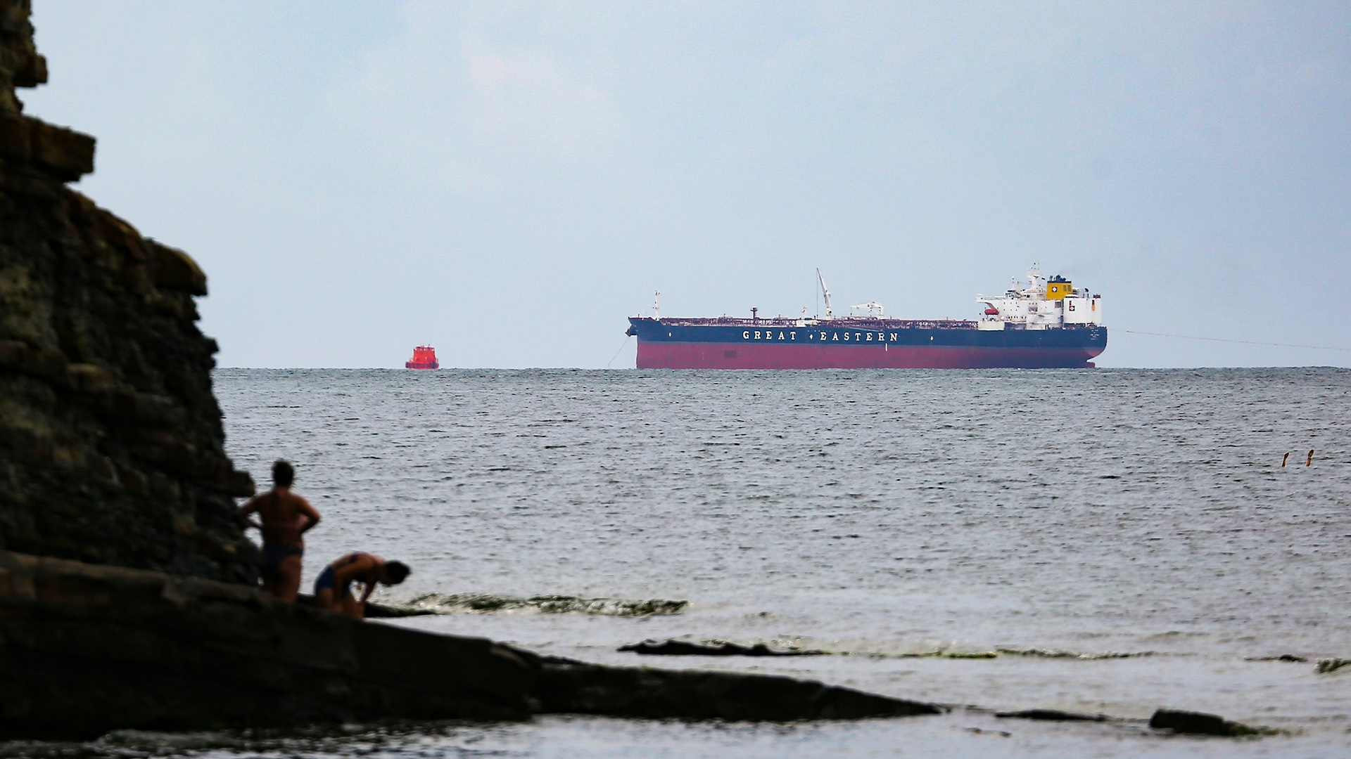 Das unter griechischer Flagge fahrende Öltankschiff "Minerva Symphony" vor der russischen Schwarzmeerküste | AP