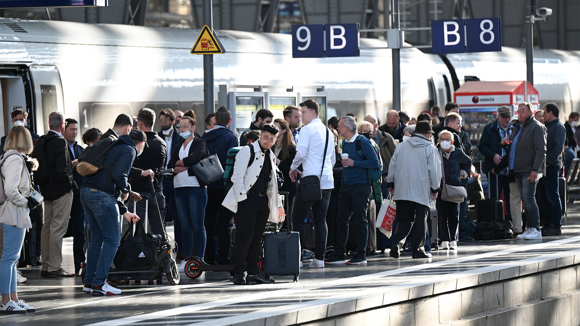 Fahrgäste an einem Gleis im Frankfurter Hauptbahnhof | picture alliance/dpa