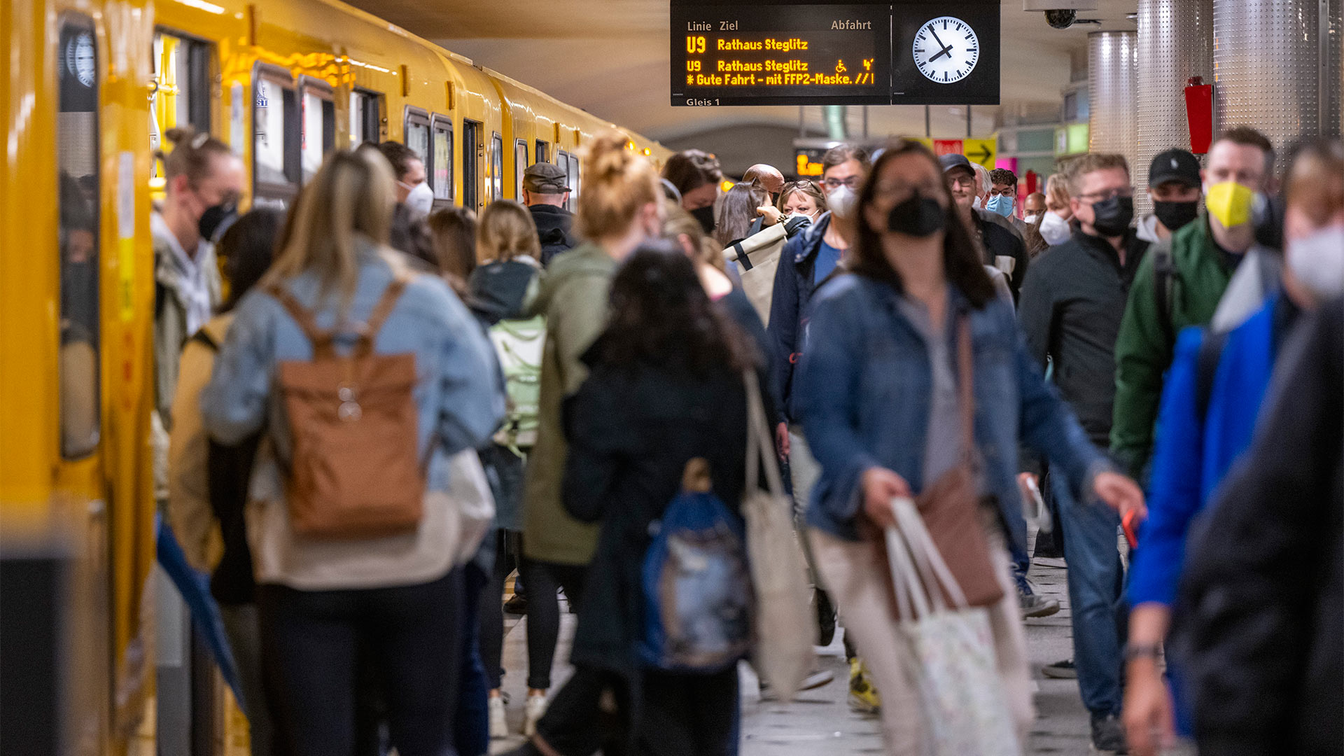 Zahlreiche Fahrgäste steigen am Bahnhof Zoologischer Garten aus einer U-Bahn | picture alliance/dpa