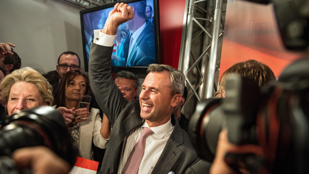 Der FPÖ-Kandidat Hofer feiert seinen Sieg bei der Präsidentenwahl in Österreich