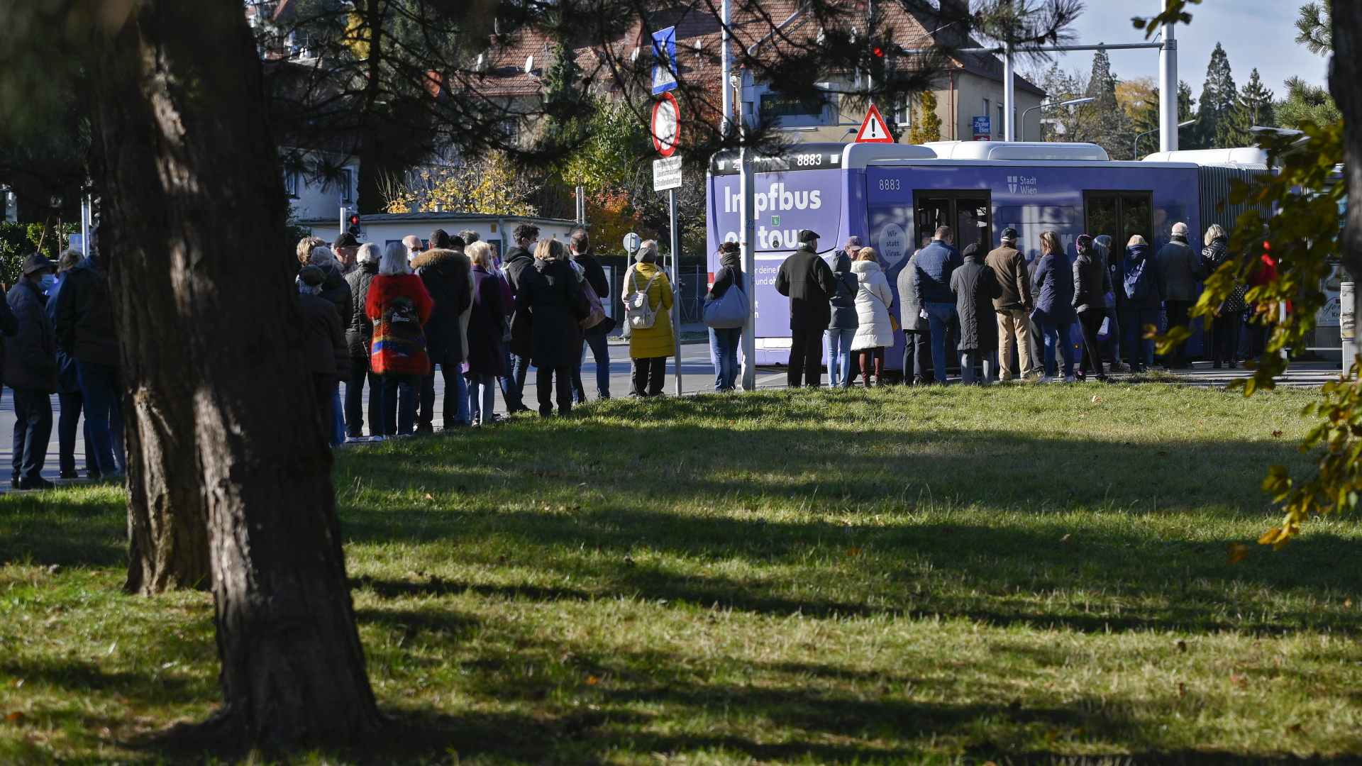 Impfwillige stehen vor einem Impfbus in Wien-Döbling | dpa