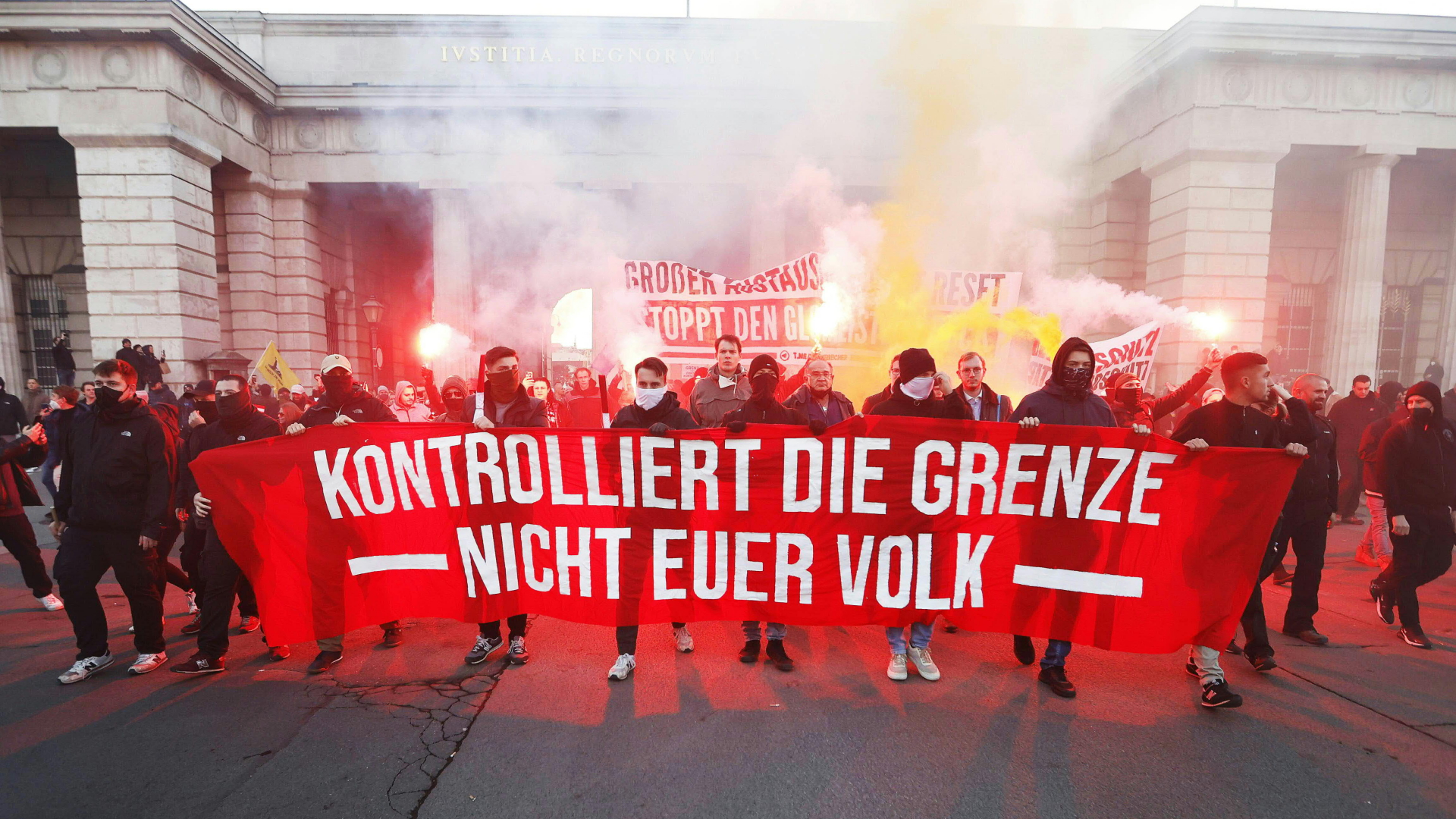 Gegner der Maßnahmen gegen die Corona-Pandemie demonstrieren in Wien.  | dpa
