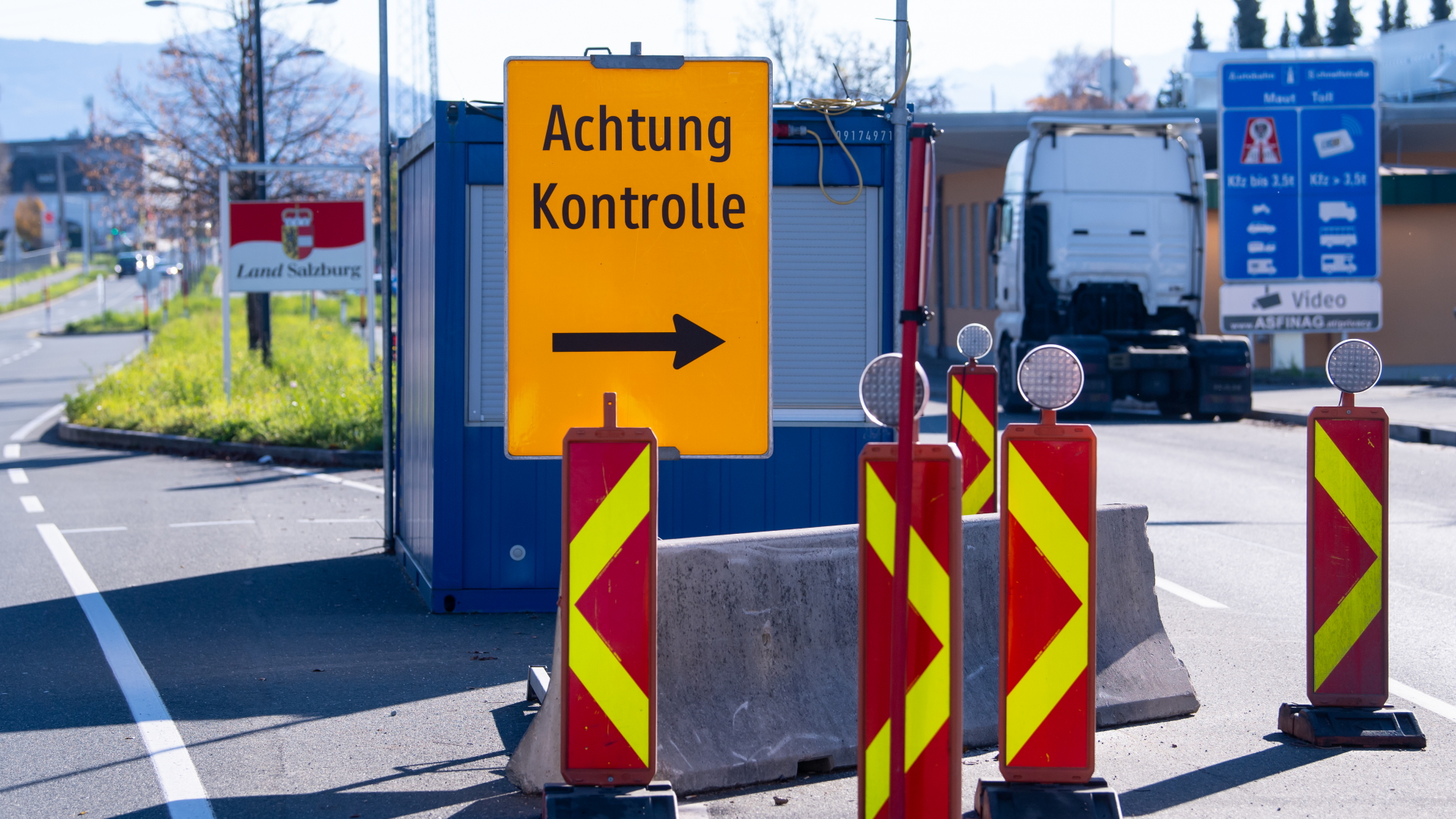 Hinweisschild an der deutsch-österreichischen Grenze  | dpa