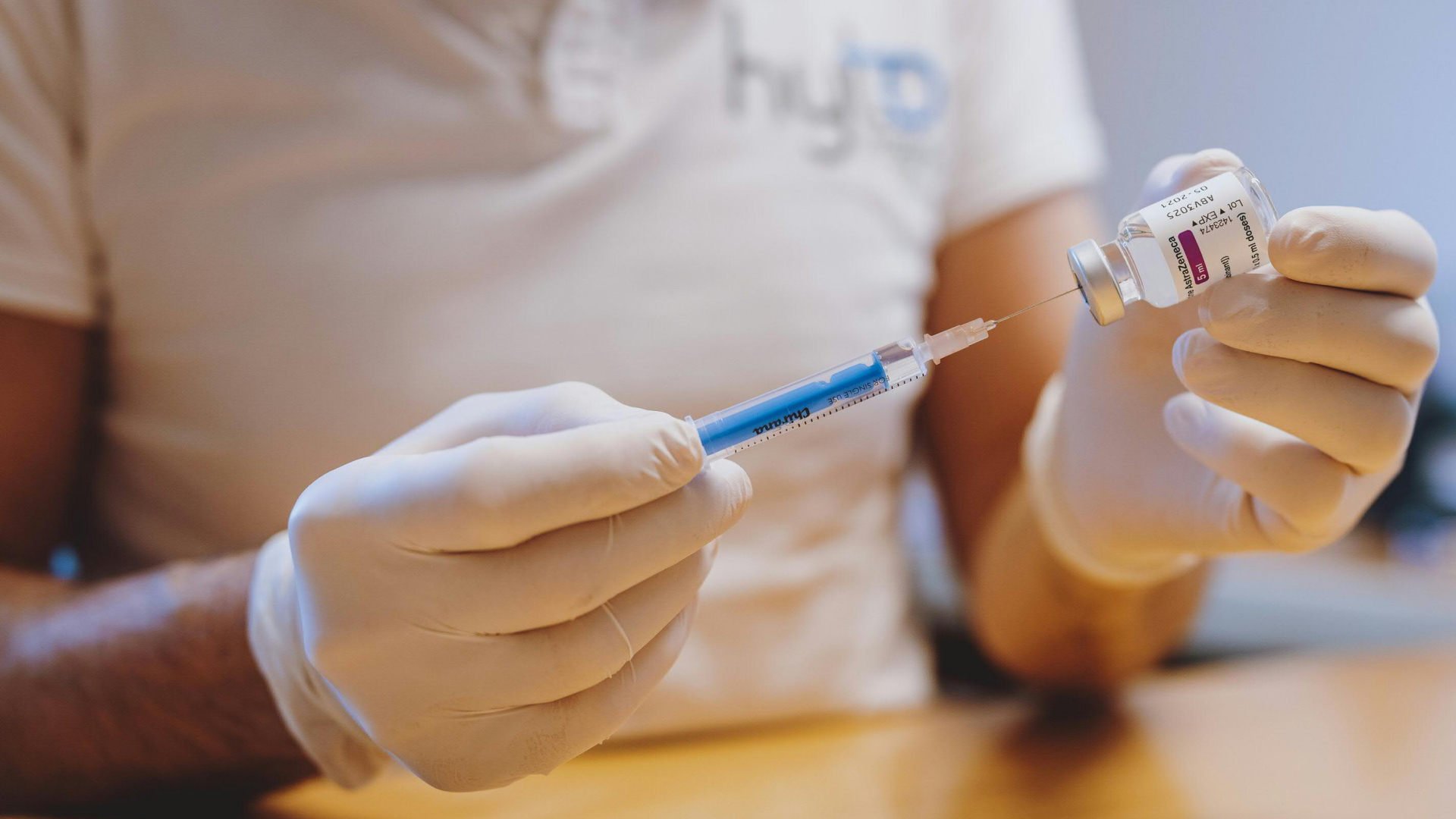 Ein Arzt zieht eine Spritze mit dem Corona-Impfstoff von AstraZeneca auf.  | dpa