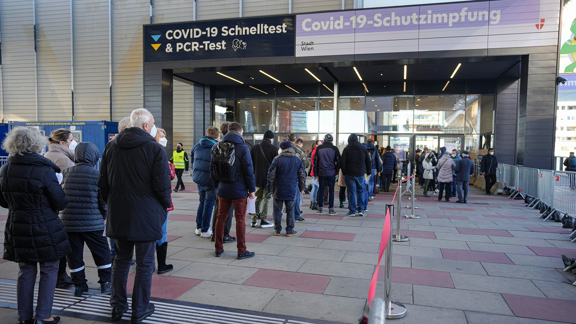 Menschen stehen Schlange, um gegen das Coronavirus geimpft zu werden, Wien (Österreich) | dpa