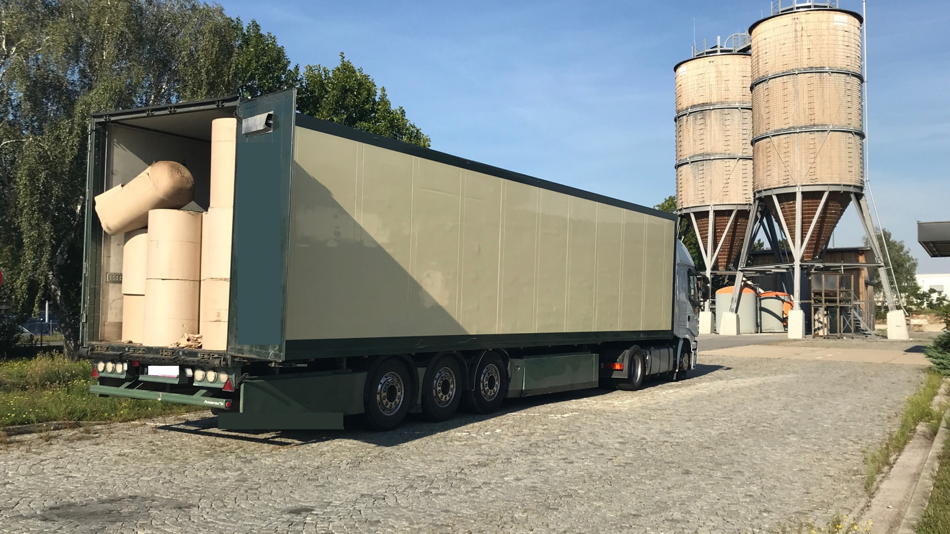 Österreich, Bruck A.D. Leitha: Kühllastwagen, in dem sich mindestens 38 Migranten befunden haben sollen. | dpa