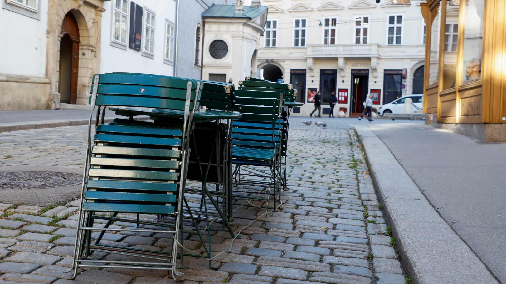 Leere Stühle vor einem Café in Wien (Österreich) | REUTERS