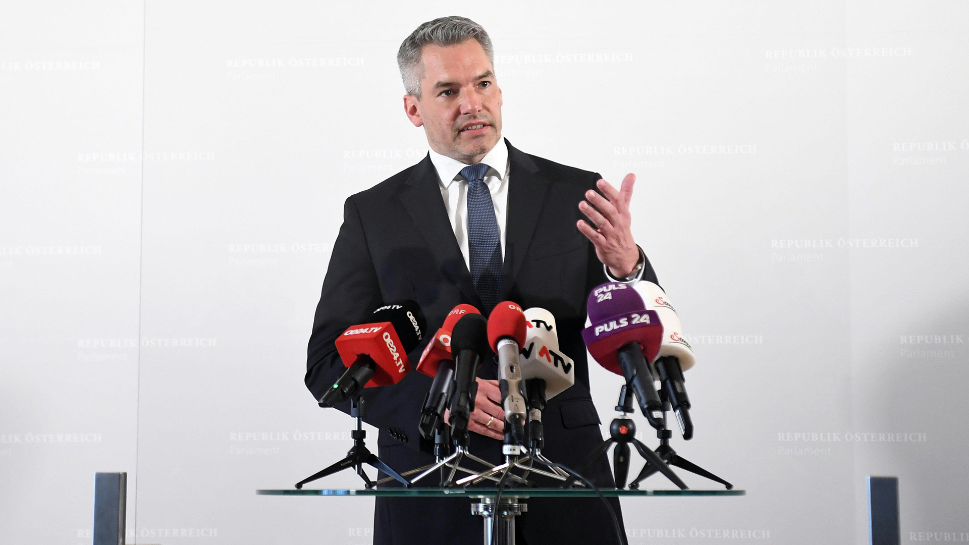 Österreichs Bundeskanzler Karl Nehammer vor Mikrofonen. | picture alliance/dpa/APA