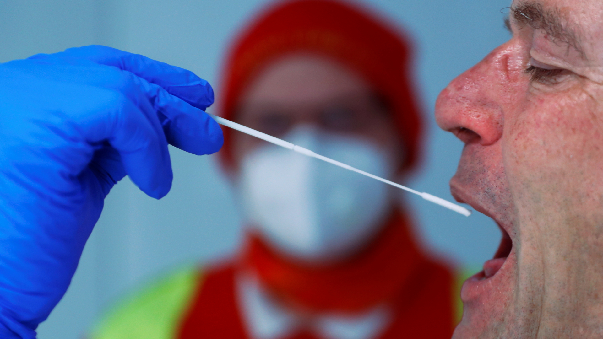 In Sölden (Österreich) wird einem Mann ein Teststäbchen für einen PCR-Test in den Mund geführt