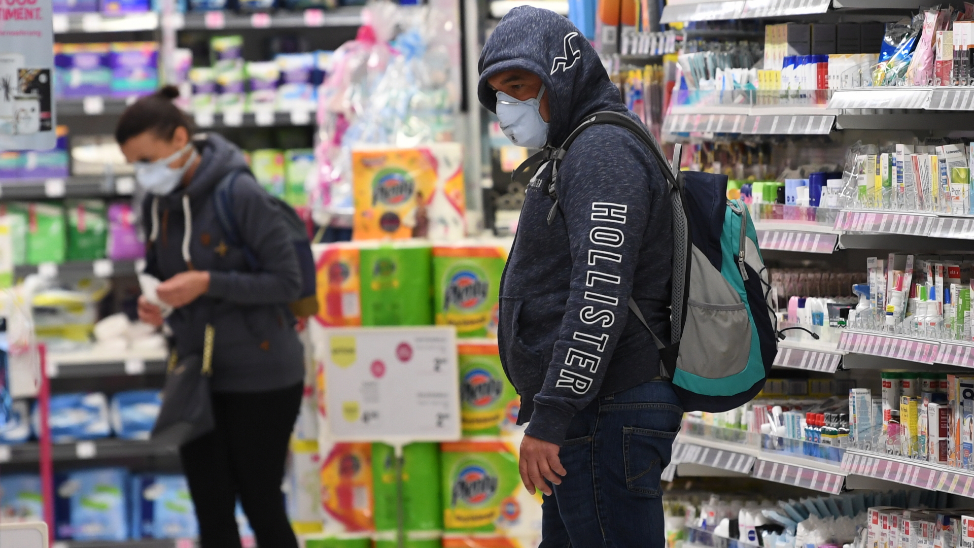 Kunden mit Mundschutz kaufen in einem Supermarkt in Schwechat ein. | dpa