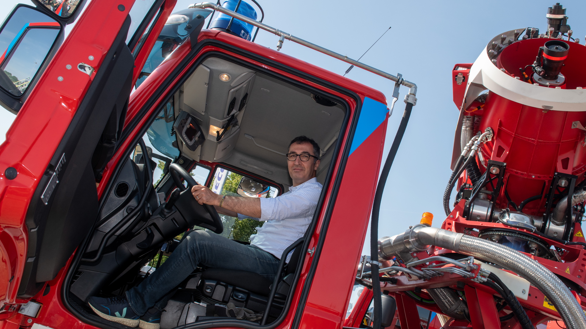 Der Spitzenkandidat der Südwest-Grünen für die Bundestagswahl, Cem Özdemir am Steuer eines Feuerwehrfahrzeugs in Ulm. | dpa