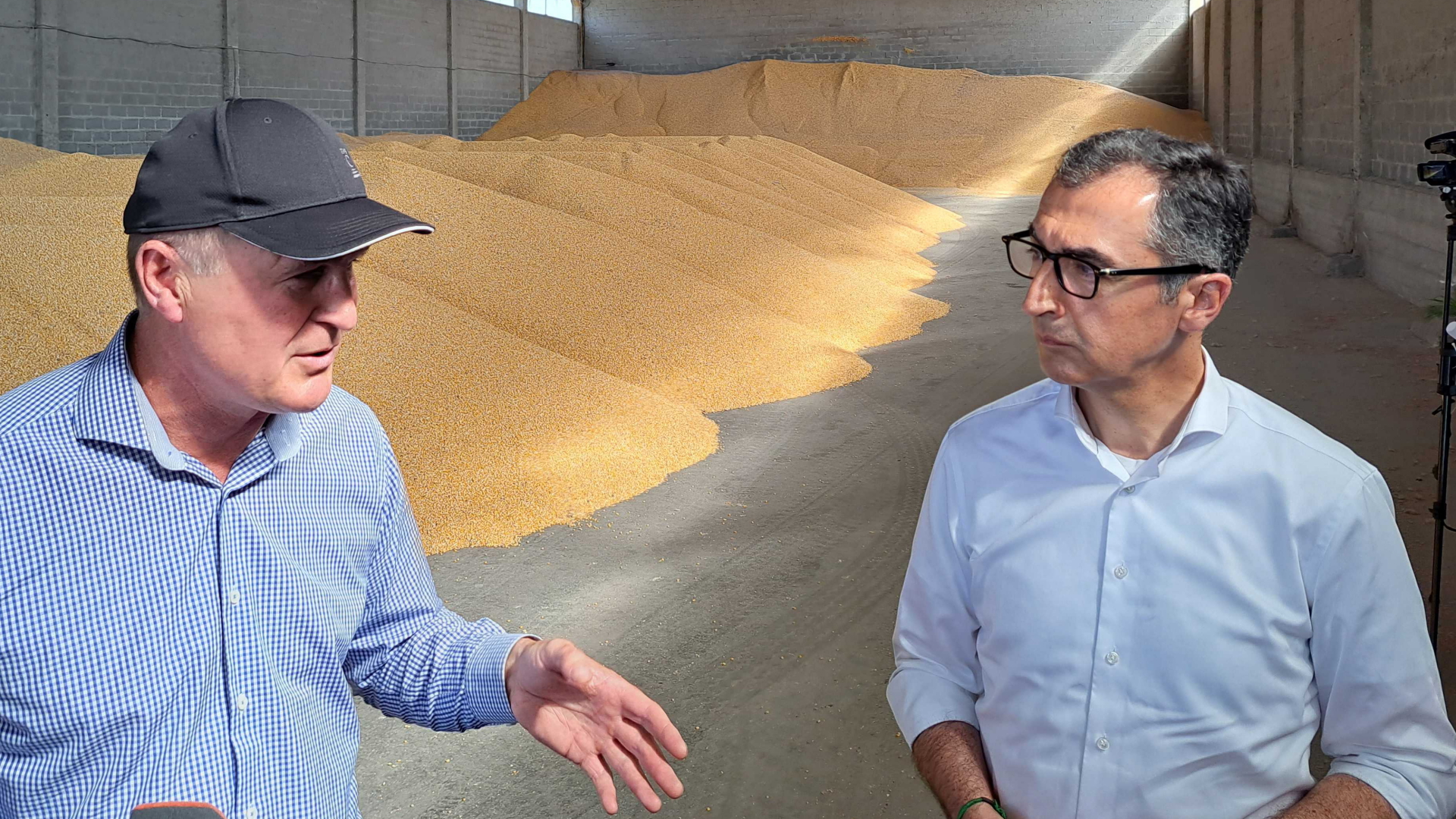 Bundeslandwirtschaftsminister Cem Özdemir spricht mit einem ukrainischen Bauern. | dpa