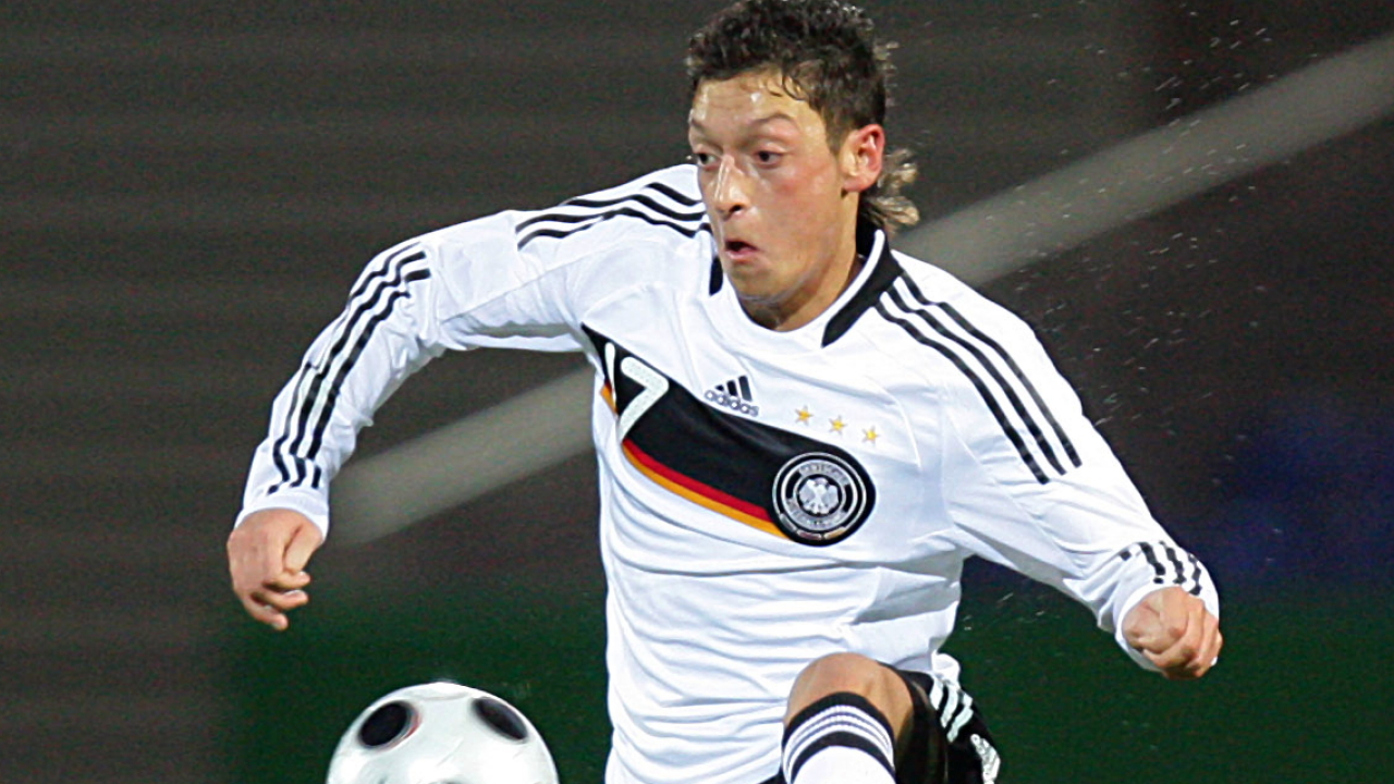 Mesut Özil beim Spiel der deutschen U-21-Nationalmannschaft im Jahr 2008 gegen Luxemburg | dpa