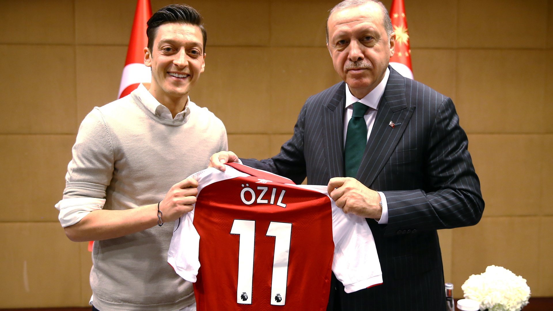 Özil überreicht Erdogan ein Trikot