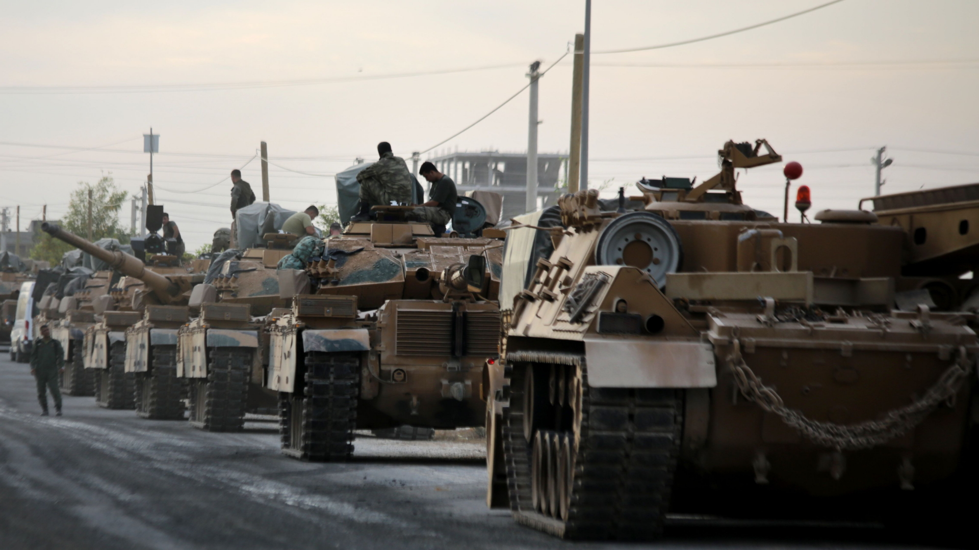 Türkische Panzer auf dem Weg nach Syrien