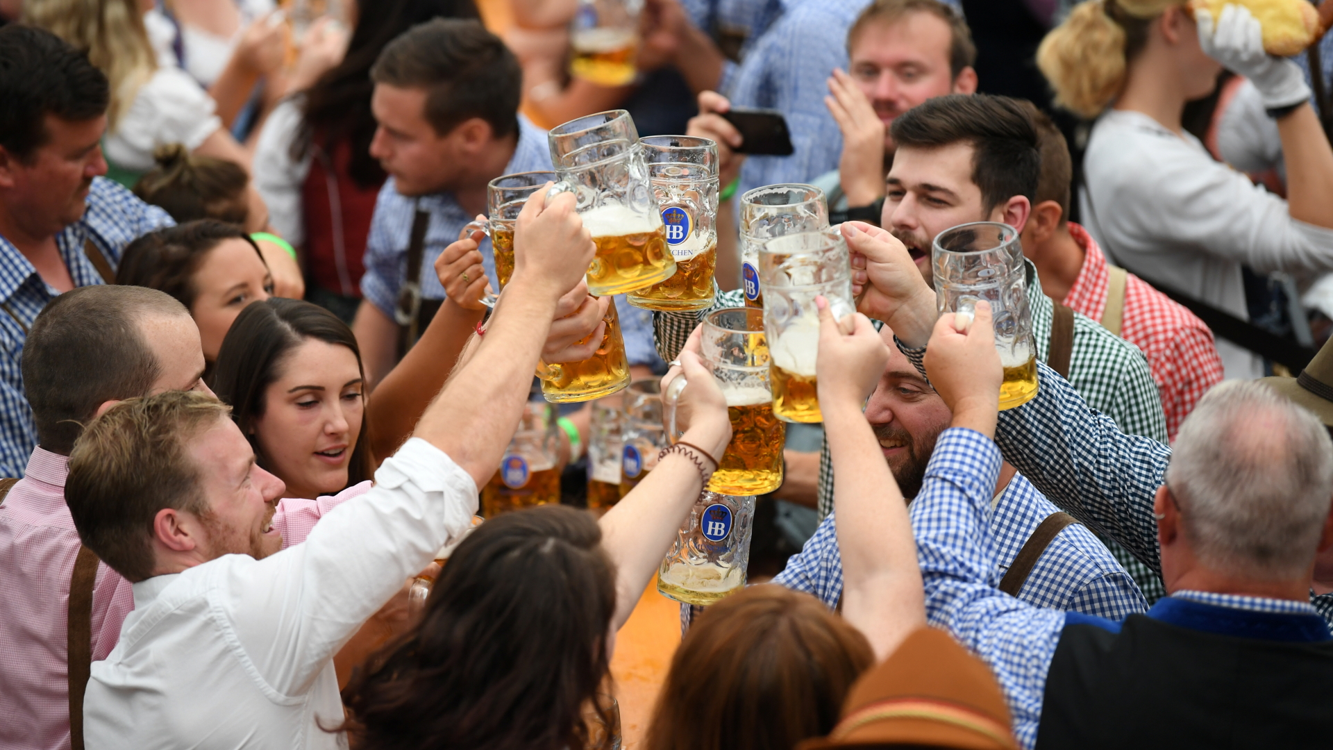 Gäste prosten sich auf dem Münchner Oktoberfest zu | REUTERS