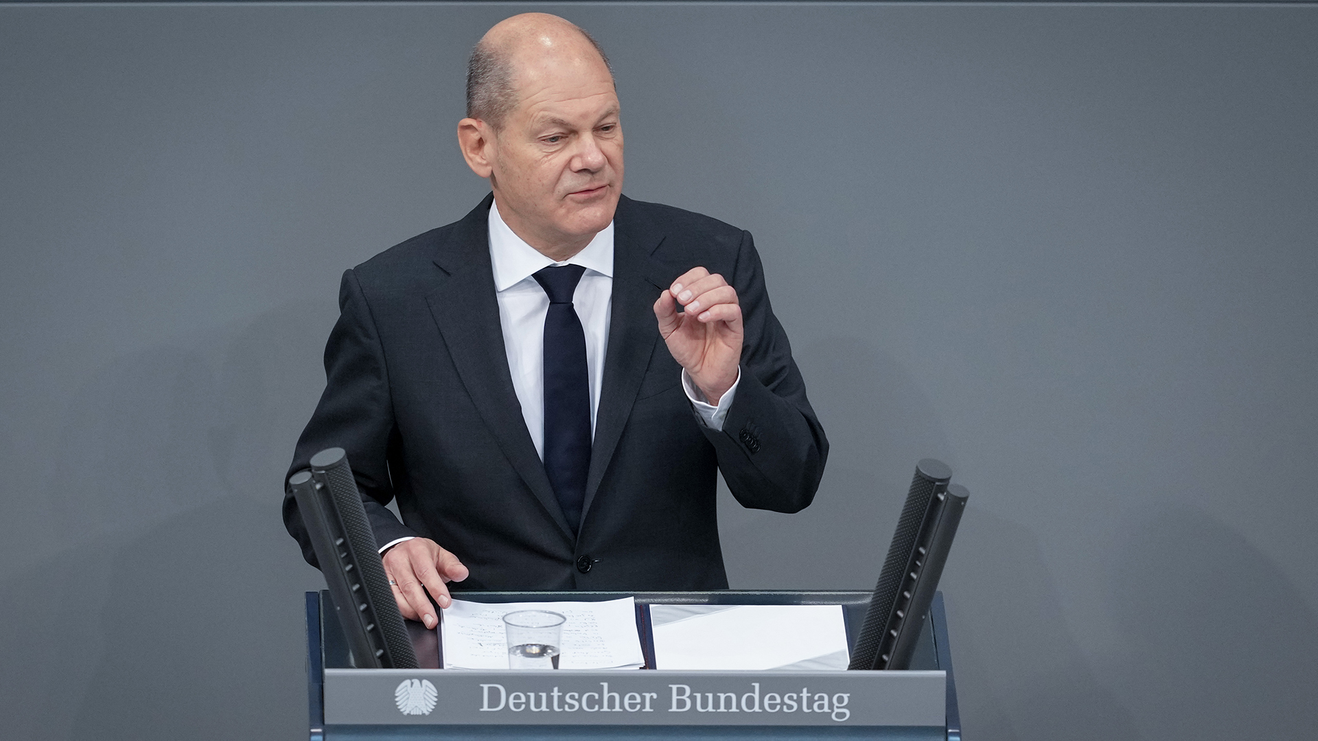 Olaf Scholz spricht im Bundestag.
