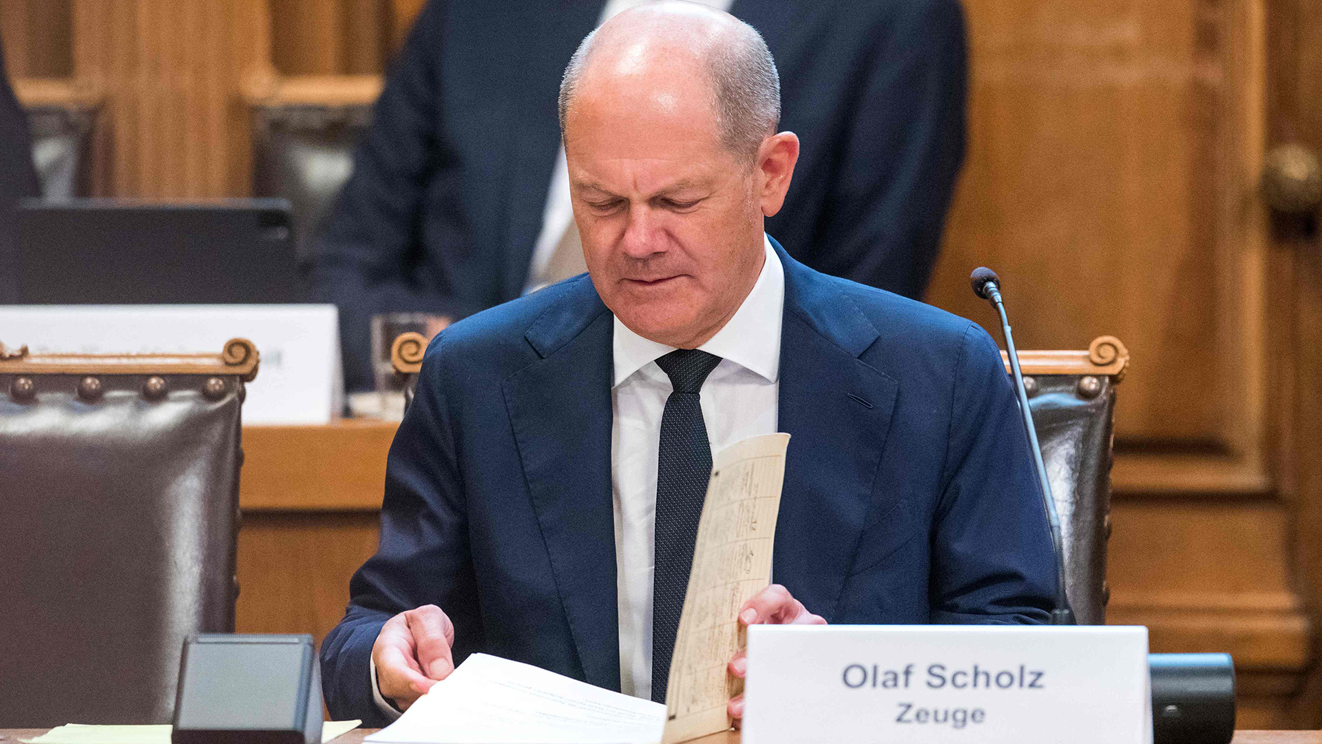 Olaf Scholz sitzt als Zeuge im Untersuchungsauschuss Cum-Ex. | AFP