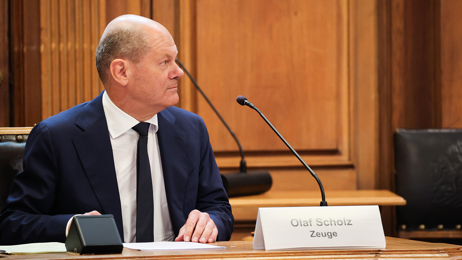 Olaf Scholz sitzt als Zeuge im Untersuchungsauschuss Cum-Ex. | dpa