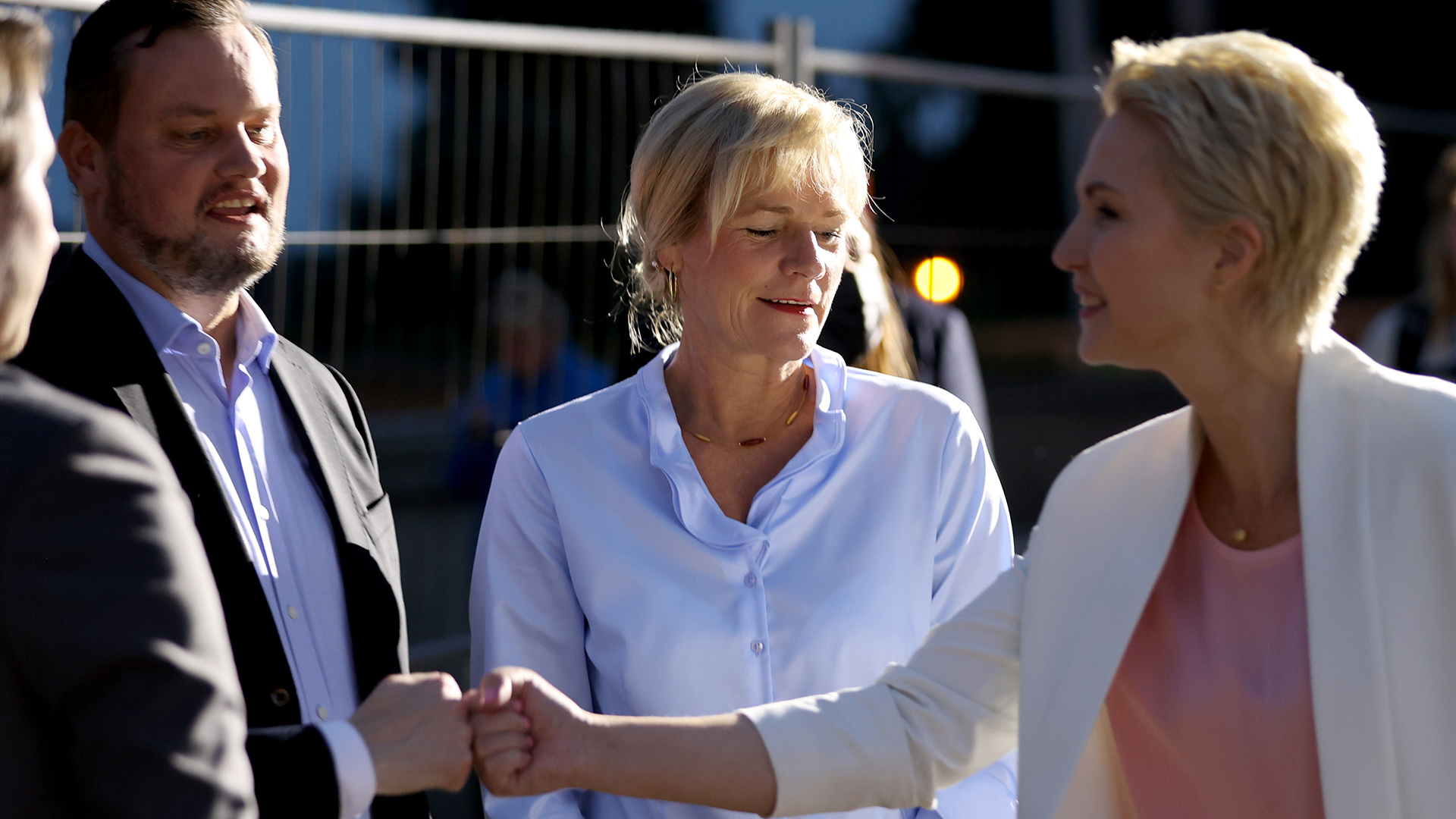  Simone Oldenburg steht zwischen Rene Domke (links) und Manuela Schwesig (rechts) | dpa