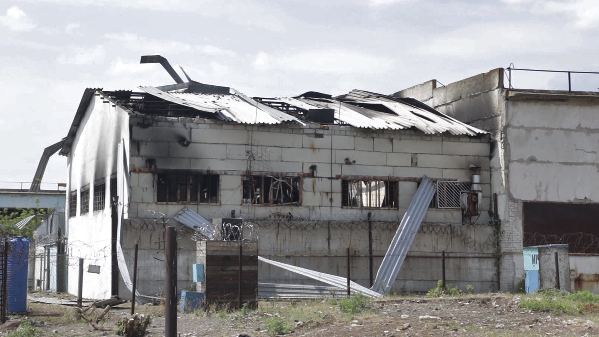 Eine zerstörte Baracke in einem Gefängnis in Oleniwka