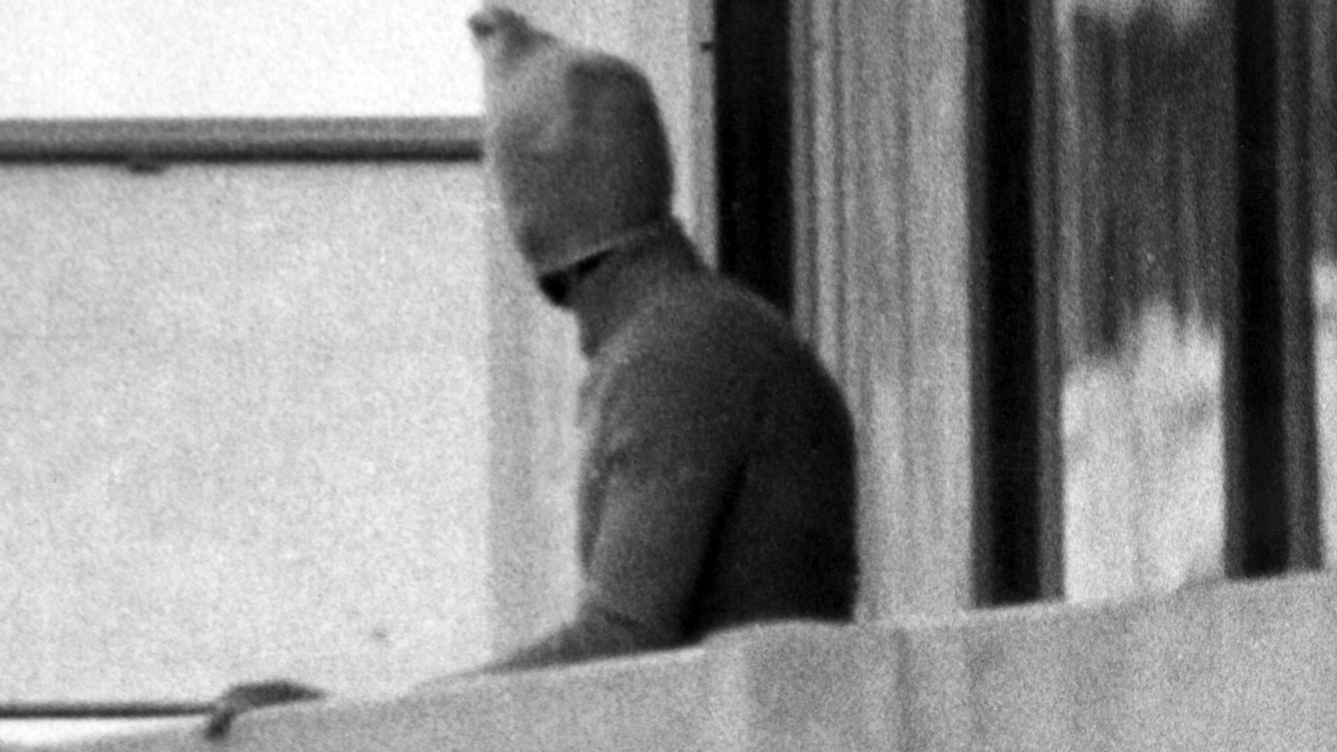 Ein vermummter arabischer Terrorist zeigt sich auf dem Balkon des israelischen Mannschaftsquartiers im Olympischen Dorf der Münchner Sommerspiele. (Archivbild: 05.09.1972) | dpa