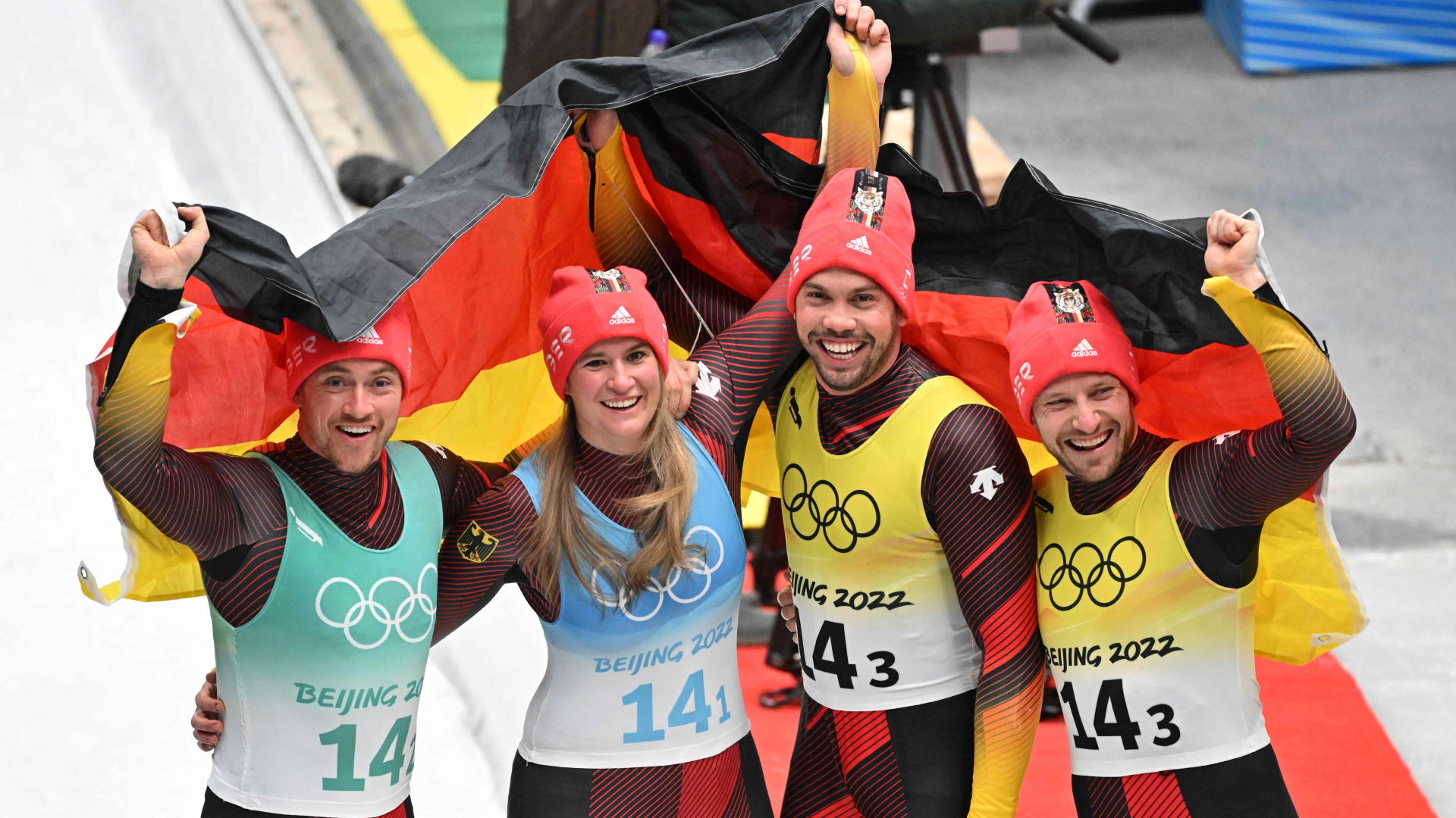 Johannes Ludwig, Natalie Geisenberger, Tobias Wendl und Tobias Arlt feiern ihre Goldmedaille bei der Team-Rodelstaffel | AFP