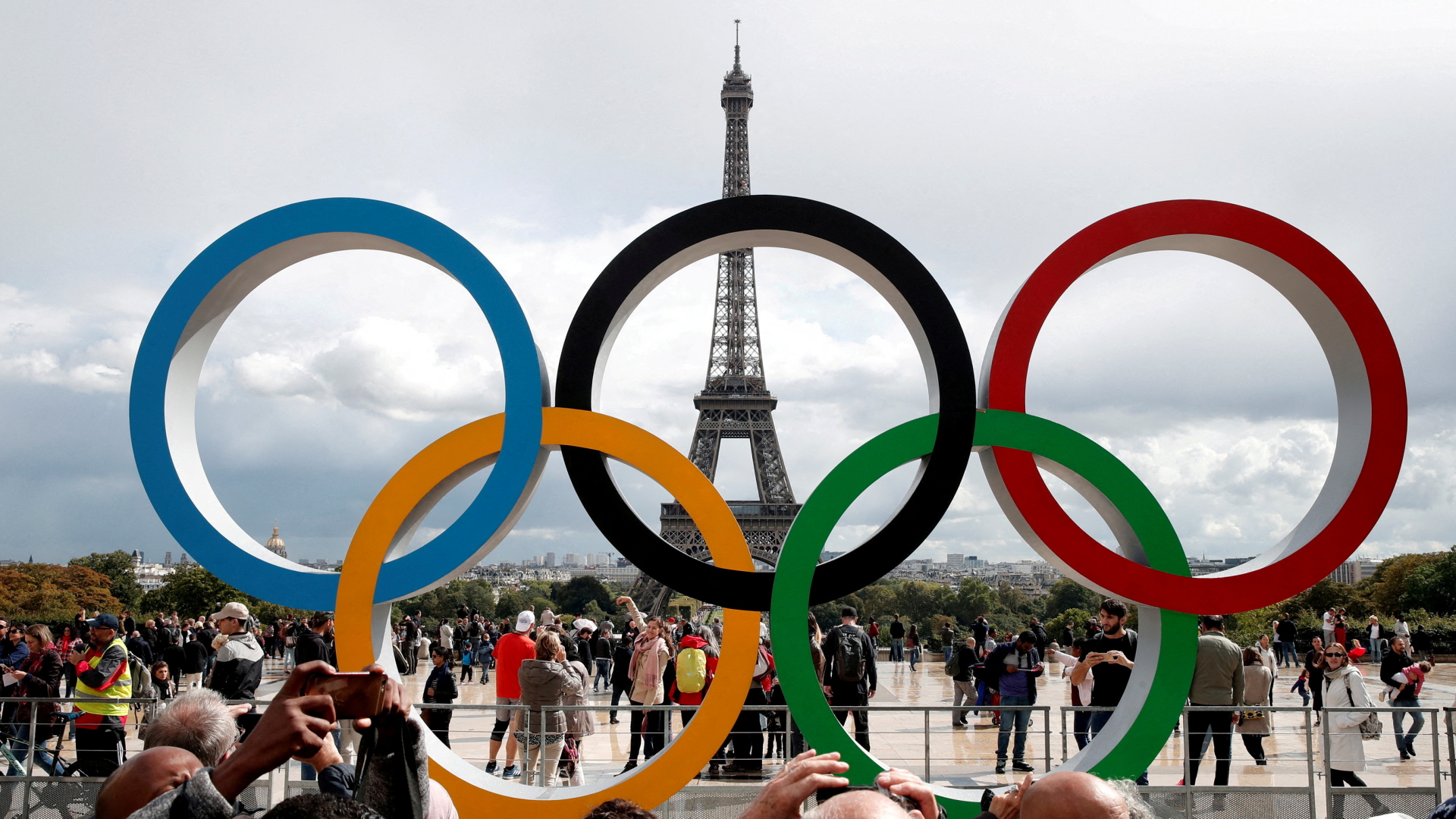 Die Olympischen Ringe stehen vor dem Eiffelturm in Frankreichs Hauptstadt Paris.