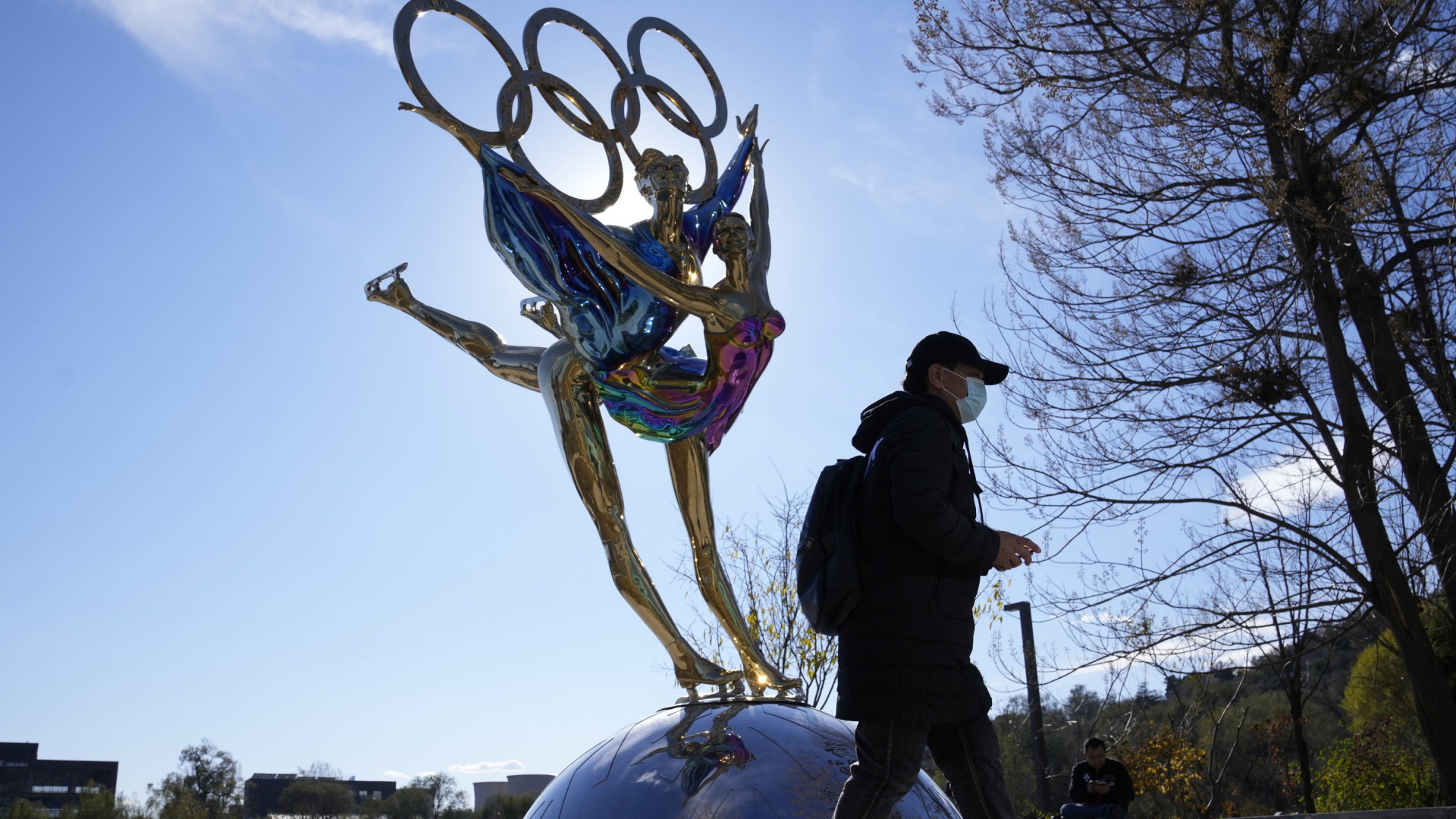 Eine Statue im Shougang Park  - Symbol für die Olympischen Winterspiele 2022 in Peking