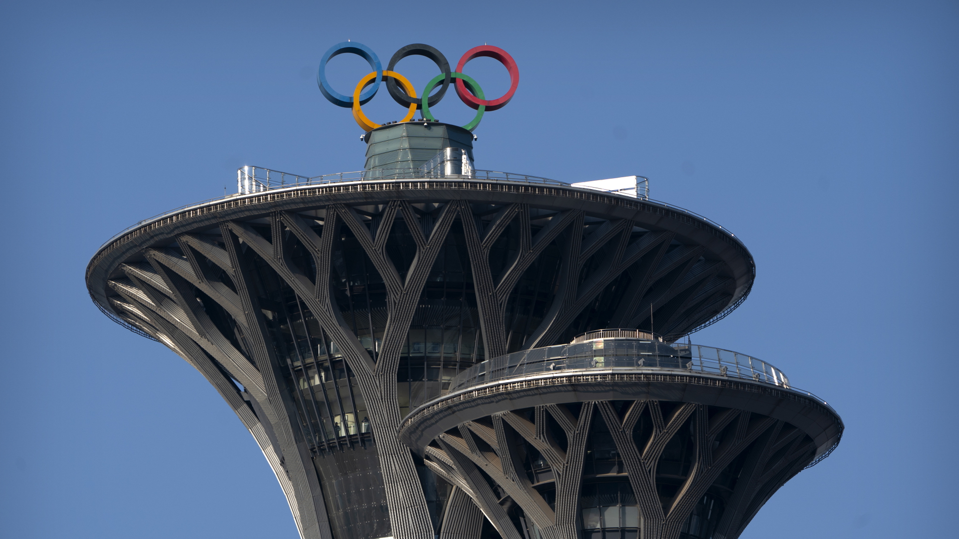 Die olympischen Ringe sind auf der Spitze des Olympiaturms in Peking zu sehen. | dpa