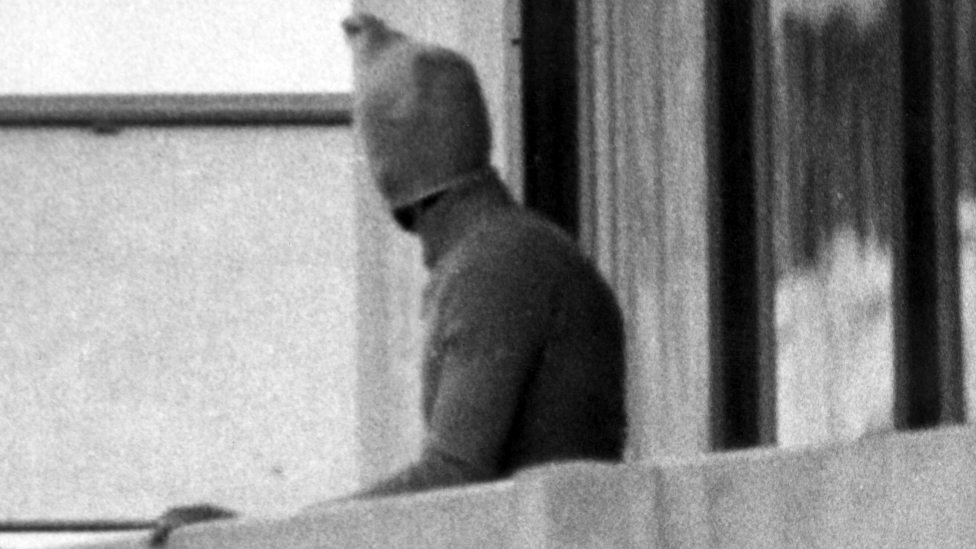 Ein vermummter arabischer Terrorist zeigt sich am 05.09.1972 auf dem Balkon des israelischen Mannschaftsquartiers im Olympischen Dorf der Münchner Sommerspiele. | dpa