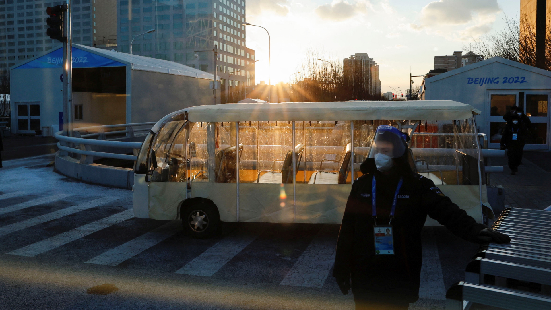 Ein Sicherheitsbeamter steht während der Olympischen Winterspiele an einer gesperrten Straßenkreuzung in Peking (Archivbild Februar 2022). | REUTERS