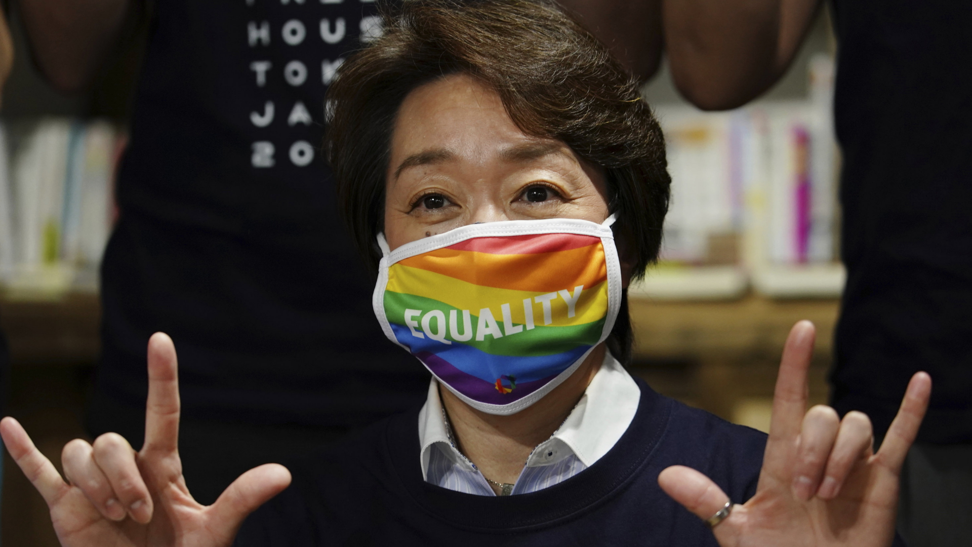 Die Chefin des Organisationskommiteees der Olympischen Sommerspiele Tokio 2020, Hashimoto, trägt eine Mund-Nase-Maske mit der Aufschrift "Gleichheit" | AP