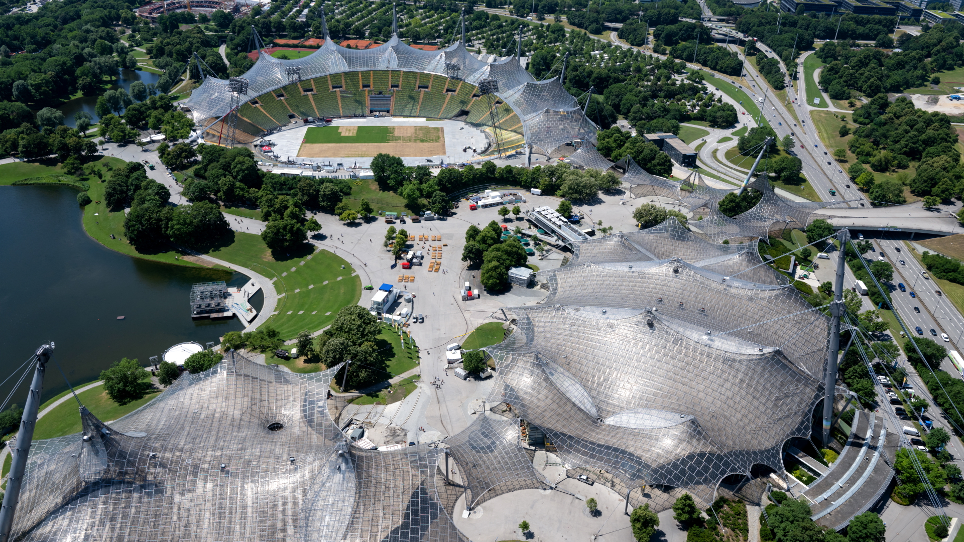 Der Olympiapark in München, aufgenommen vom Olympiaturm (Archivbild vom 30.06.2022) | dpa
