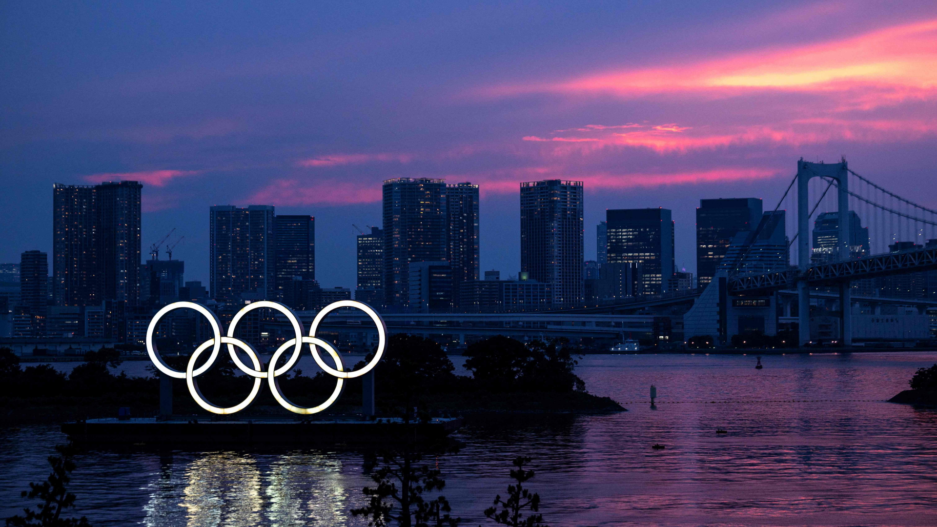 Die beleuchteten Olympischen Ringe vor dem Nachthimmel in Tokio. | AFP