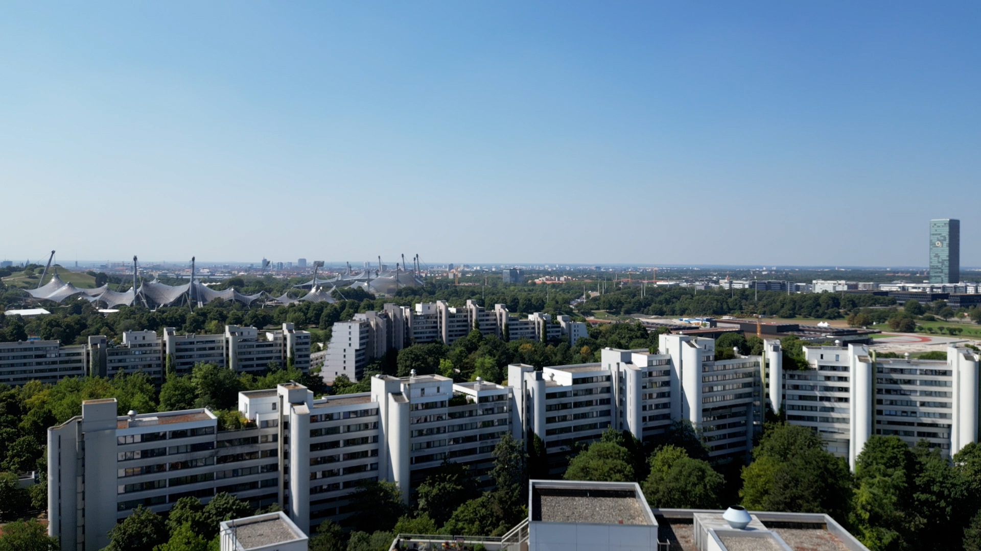 Das olympische Dorf in München mit dem Olympiastadium im Hintergrund. | BR/Steinbacher